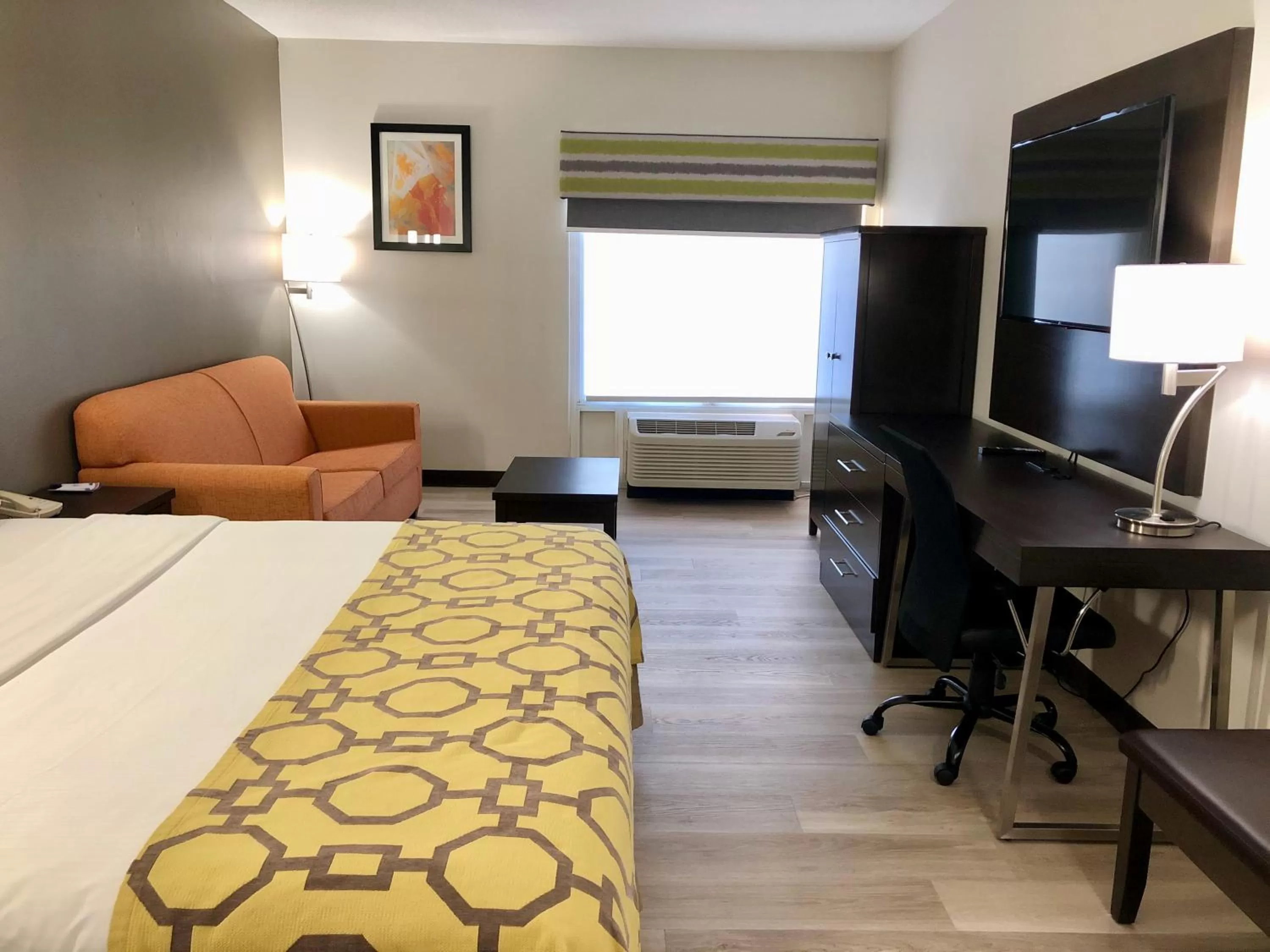 Photo of the whole room, Bed in Baymont by Wyndham Warrenton