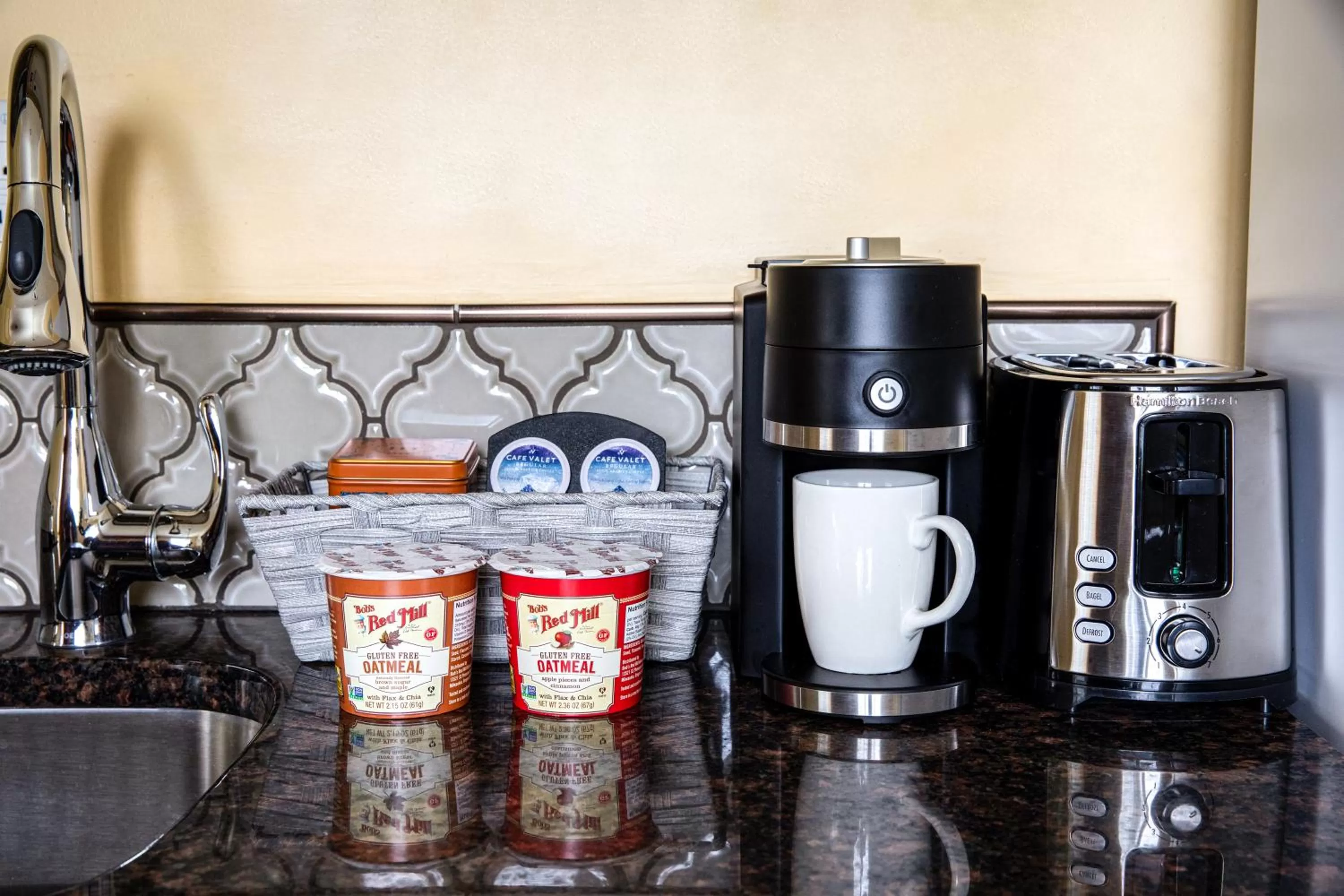 Coffee/tea facilities in Park Lane Suites & Inn