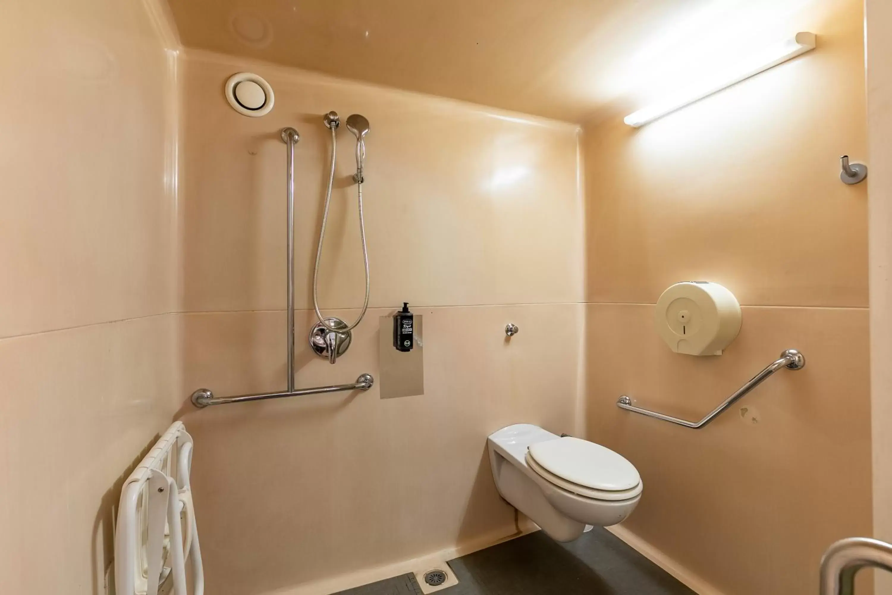 Bathroom in B&B HOTEL Mulhouse Dornach - Parking Gratuit