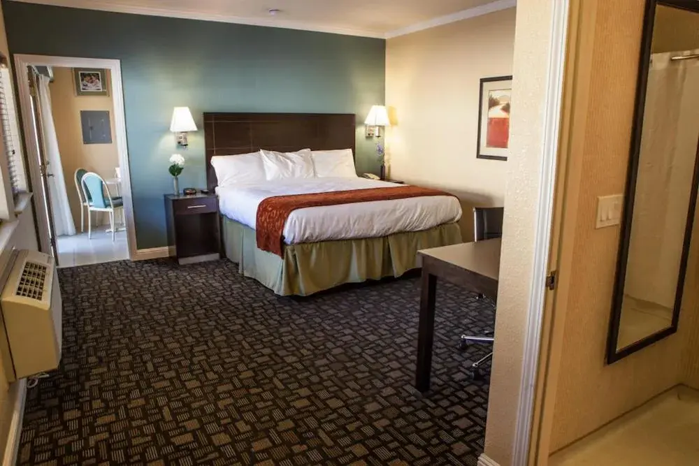 King Suite in Marinwood Inn & Suites King Suite in Marinwood Inn & Suites