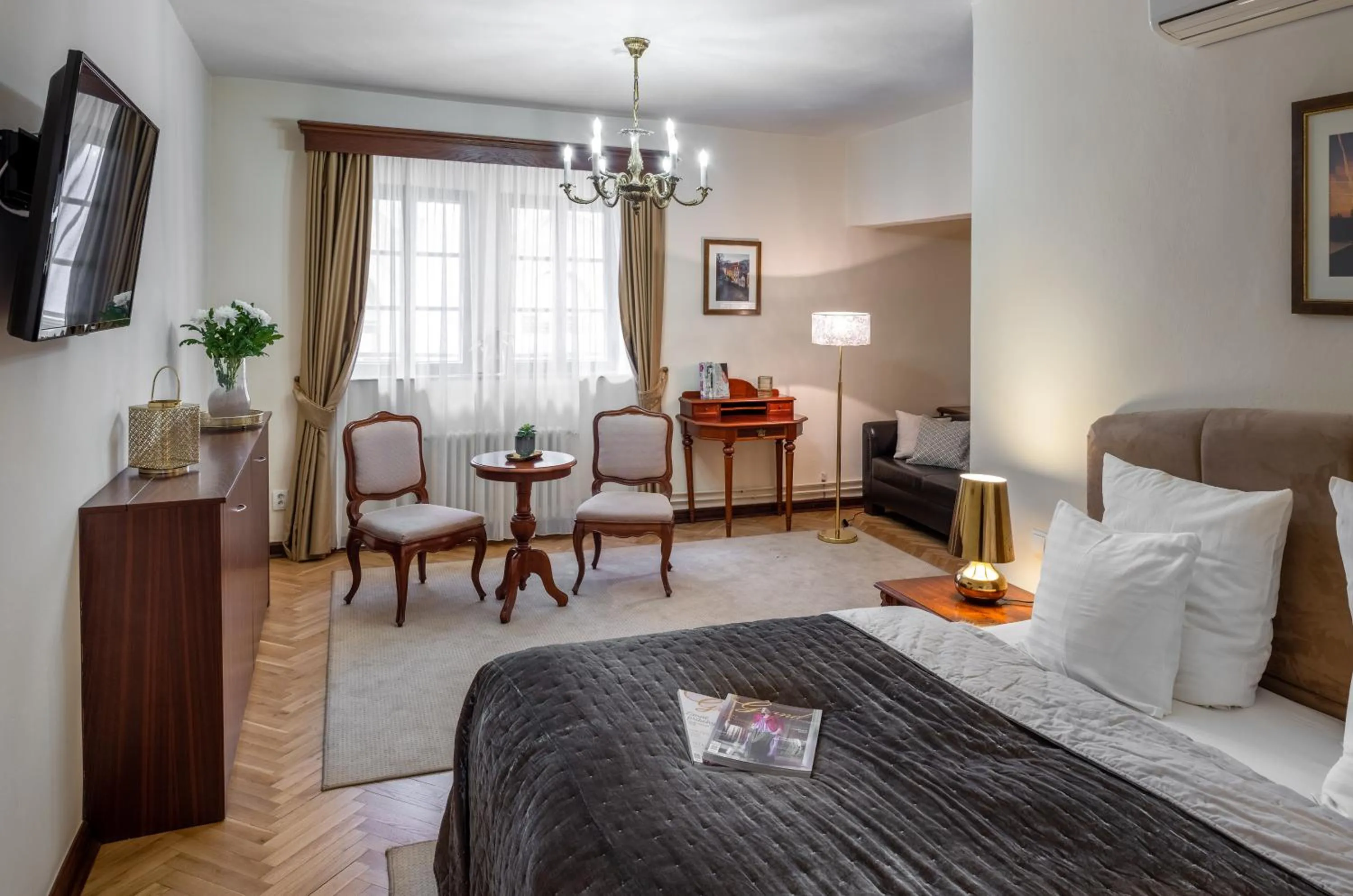 Bed in Aurus by Adrez