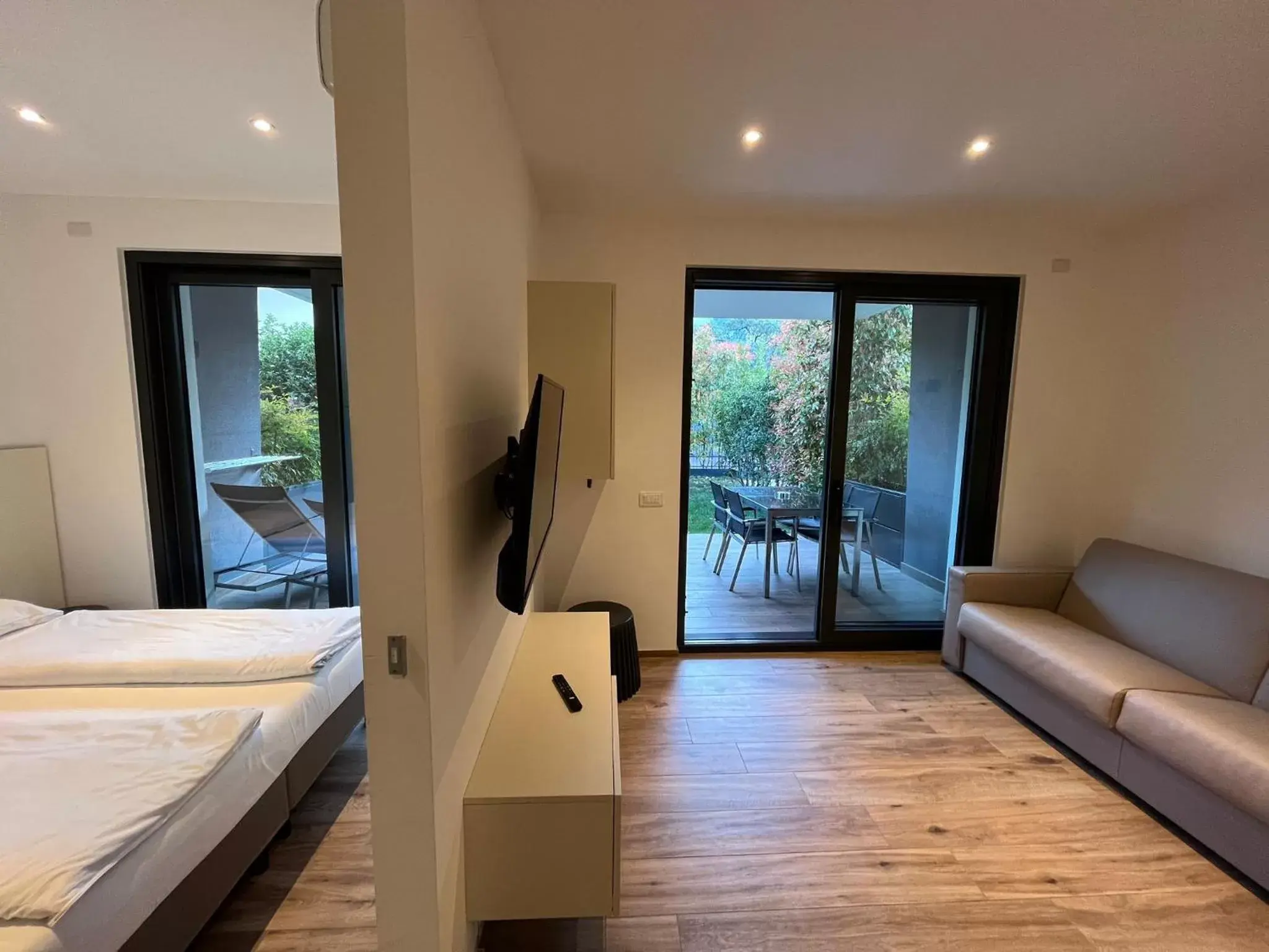 Bedroom, Seating Area in Riva Lake Lodge