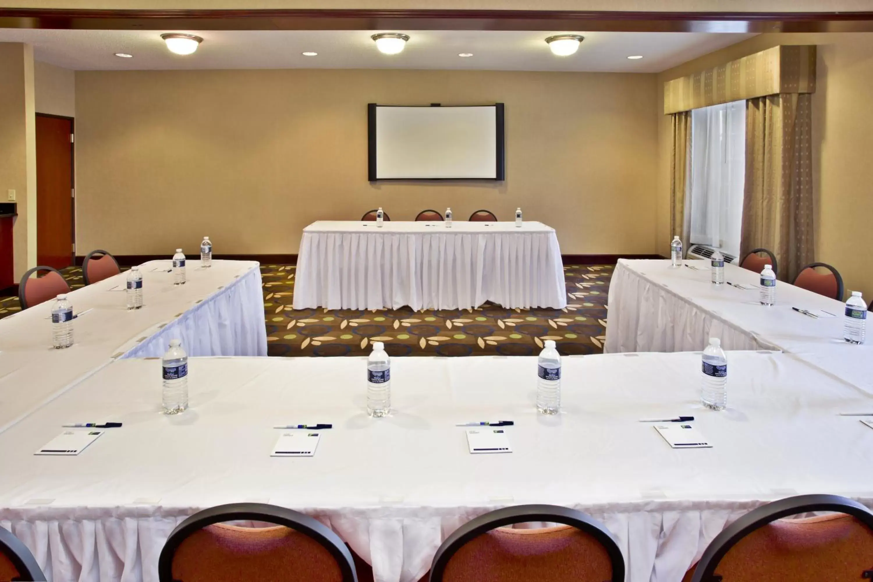 Meeting/conference room in Holiday Inn Express Hotel & Suites Woodhaven, an IHG Hotel