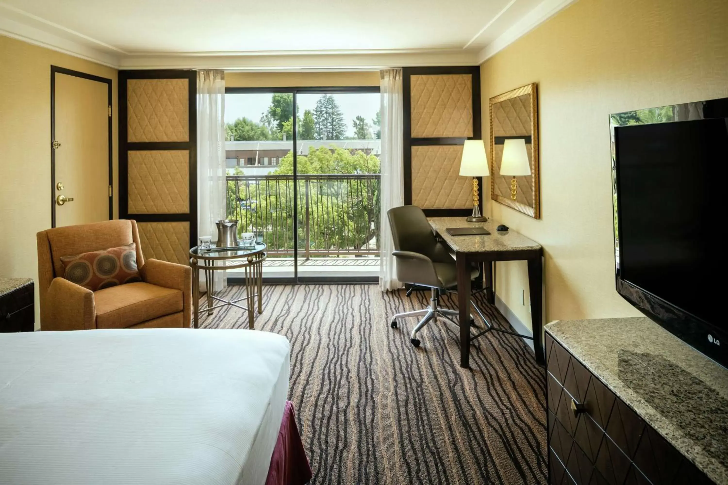 Bedroom, Seating Area in Hilton Stockton