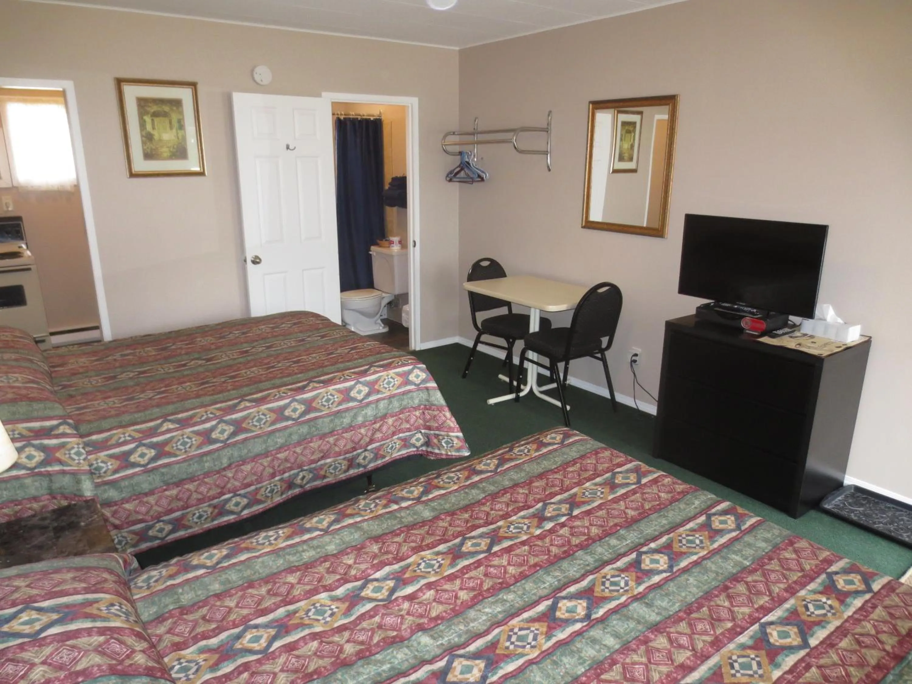 Bedroom, Bed in Overlander Motel