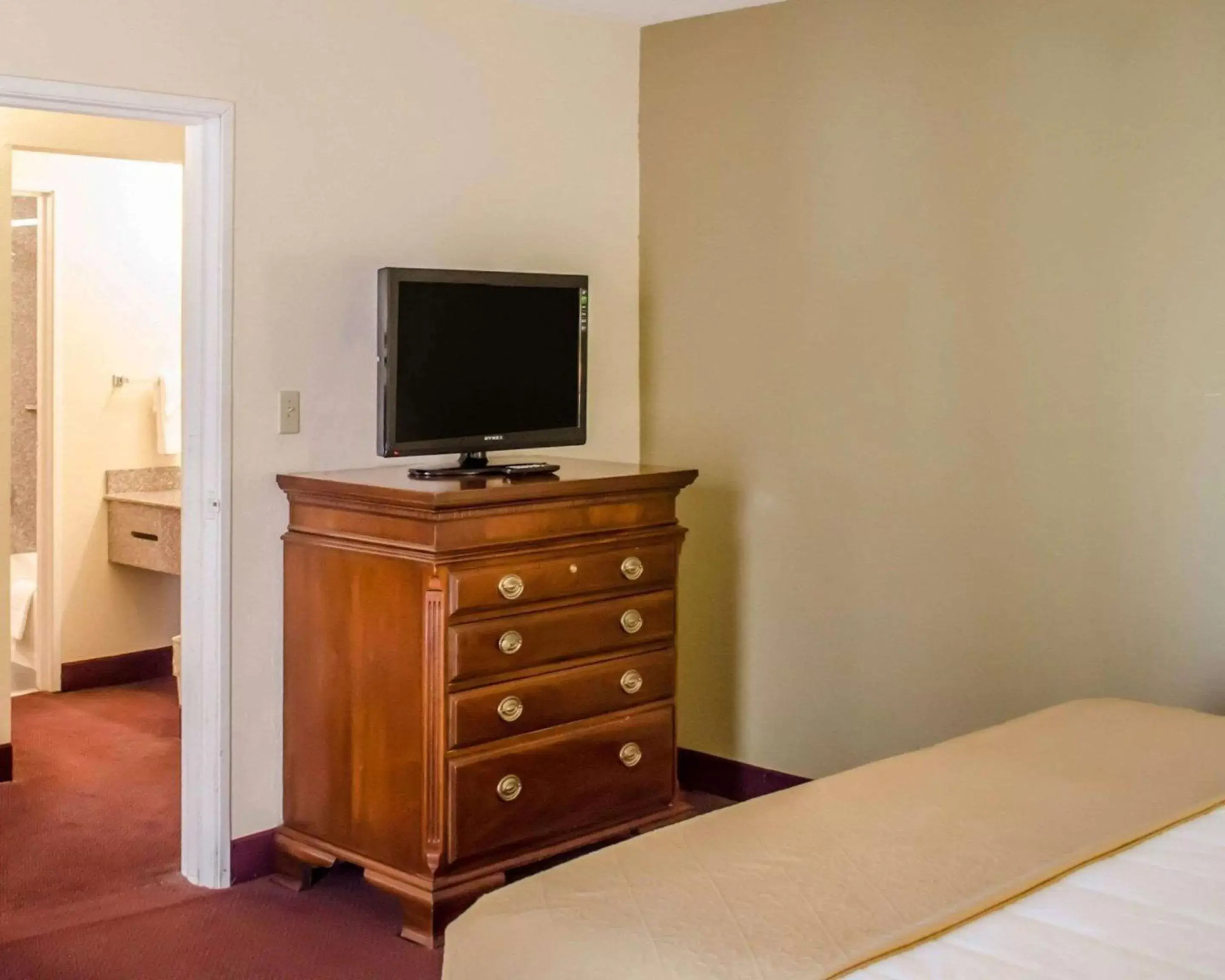 Photo of the whole room, TV/Entertainment Center in Quality Inn & Suites Pensacola Bayview