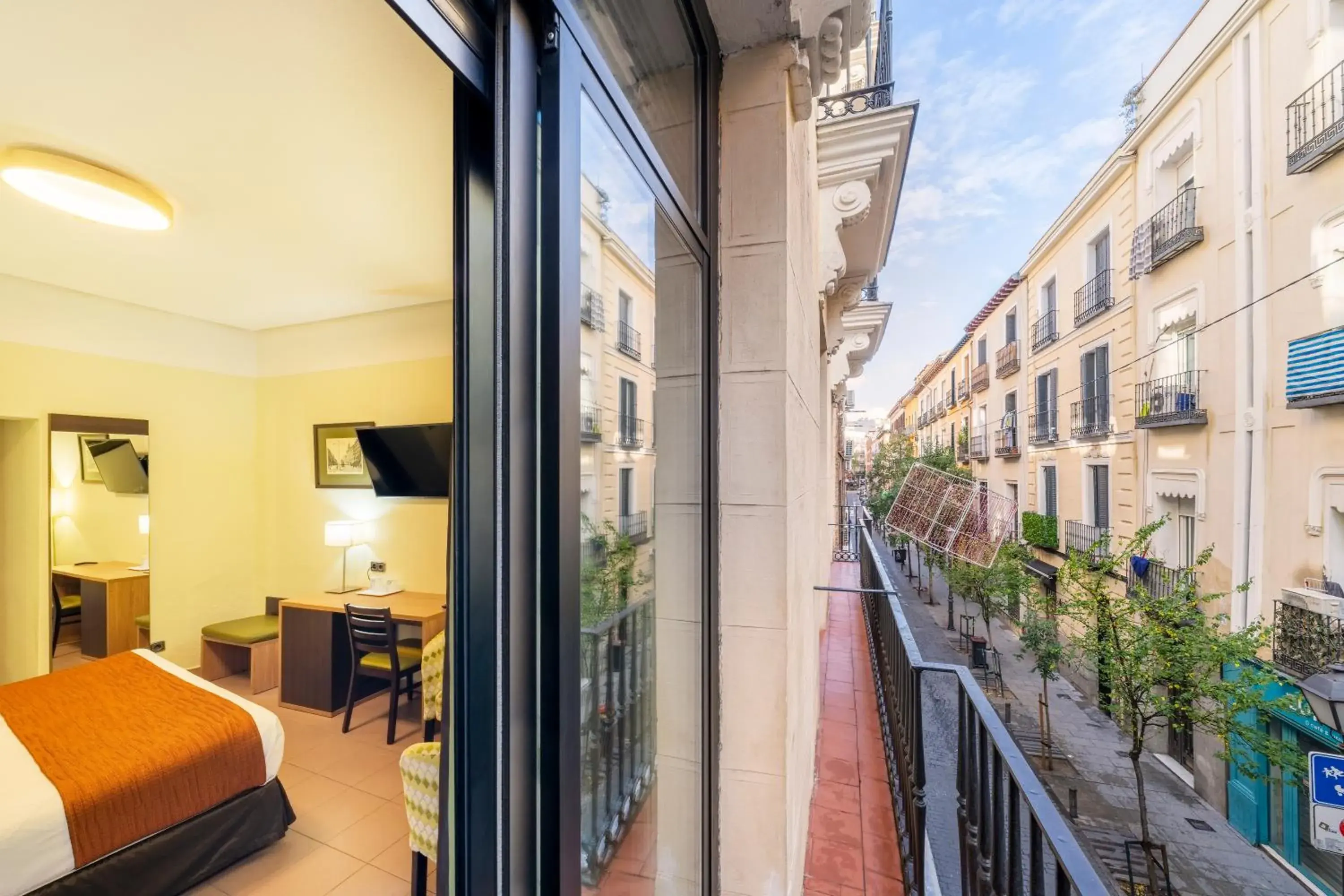 Balcony/Terrace, Bed in Hostal Ballesta