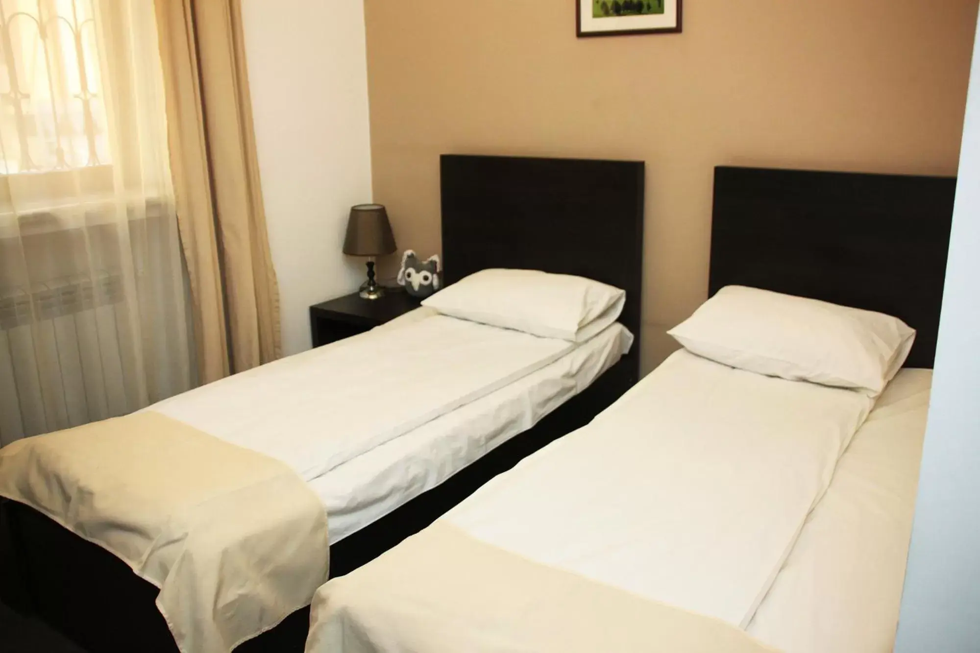 Budget Twin Room in City Centre Hotel By Picnic Budget Twin Room in City Centre Hotel By Picnic