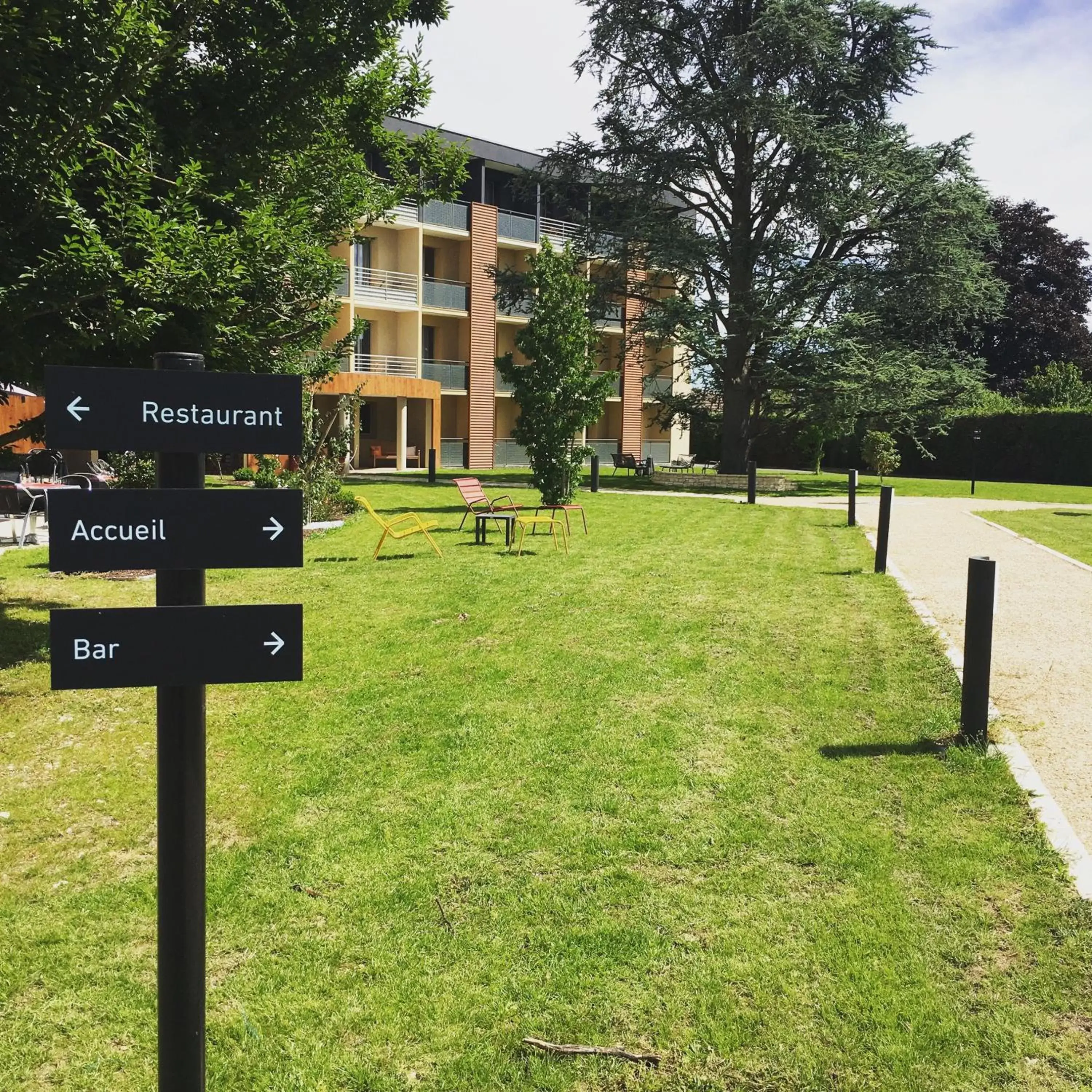 Property building, Garden in BEST WESTERN La Porte des Châteaux