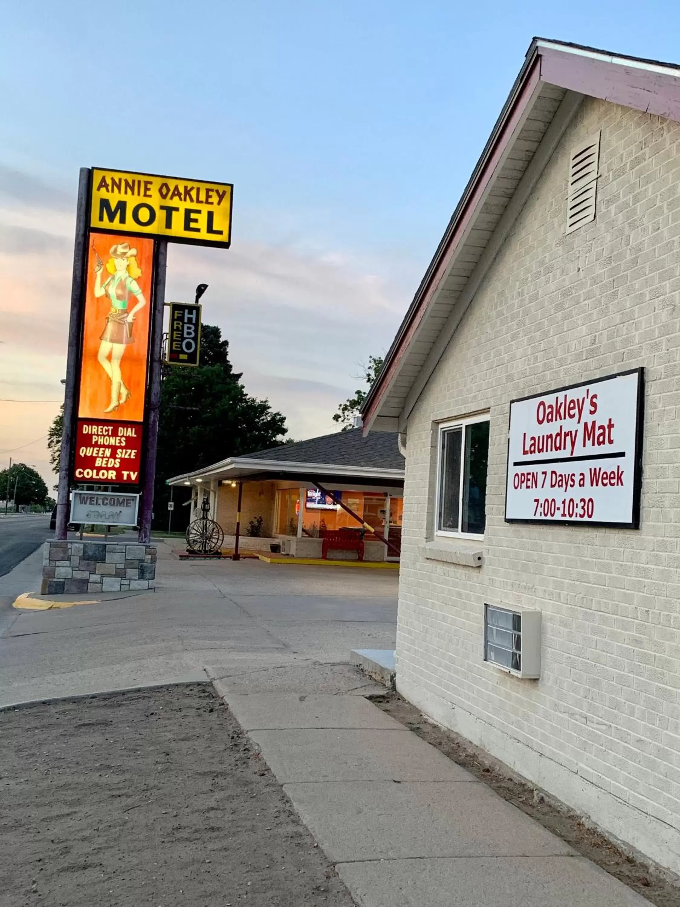 Property Logo/Sign in Annie Oakley Motel Oakley