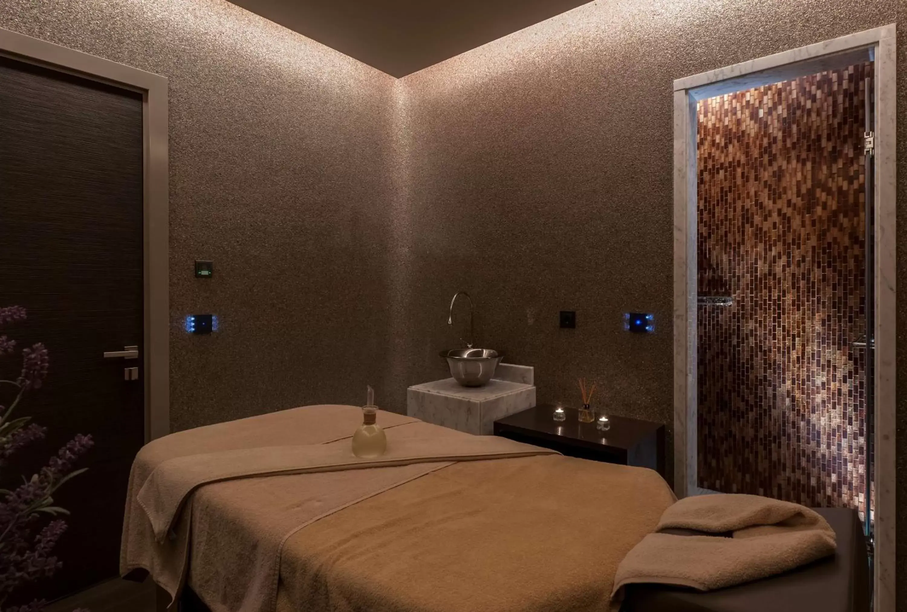 Spa and wellness centre/facilities, Bed in Radisson Blu Hotel Istanbul Ottomare