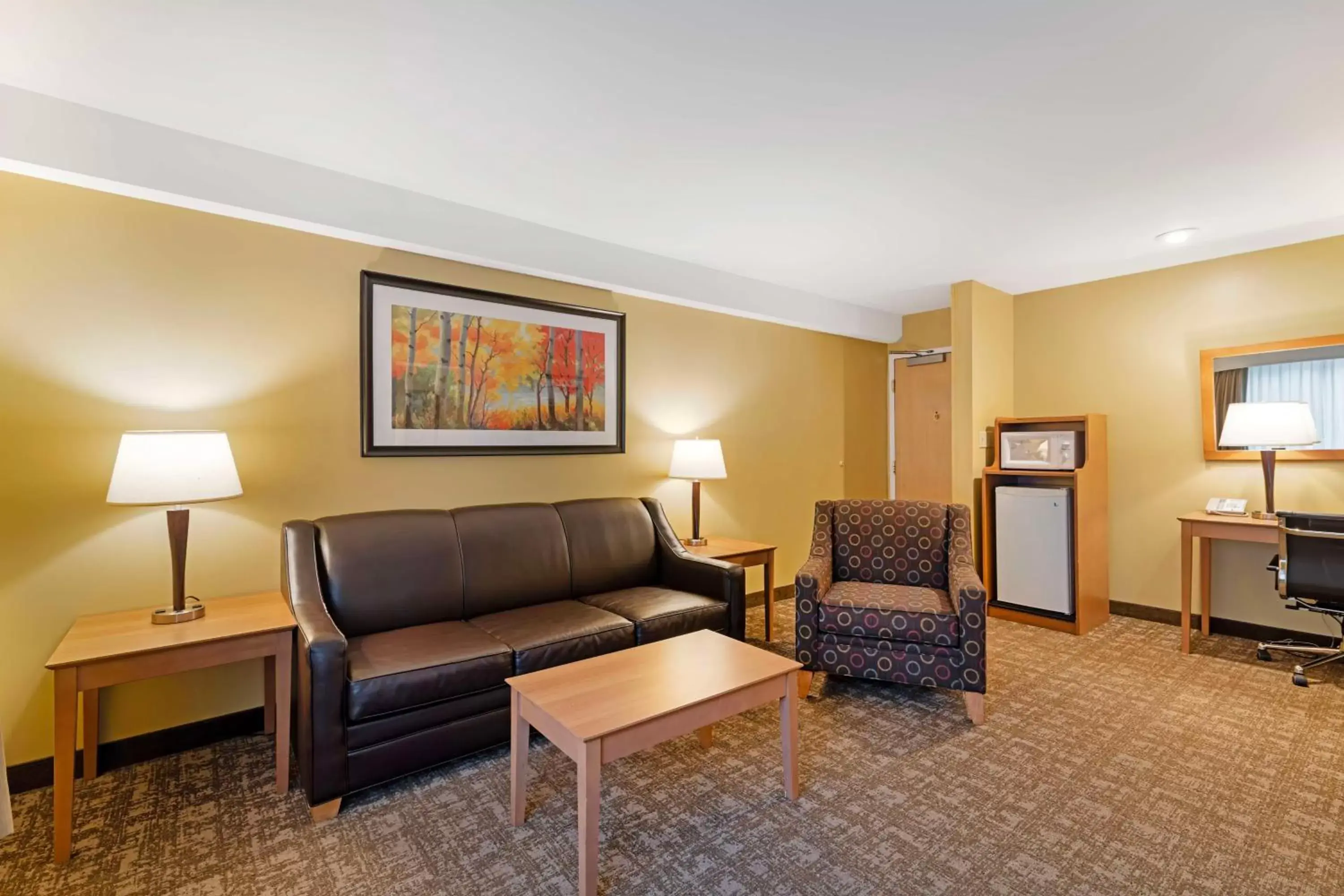 Bedroom, Seating Area in Best Western Plus Windjammer Inn & Conference Center