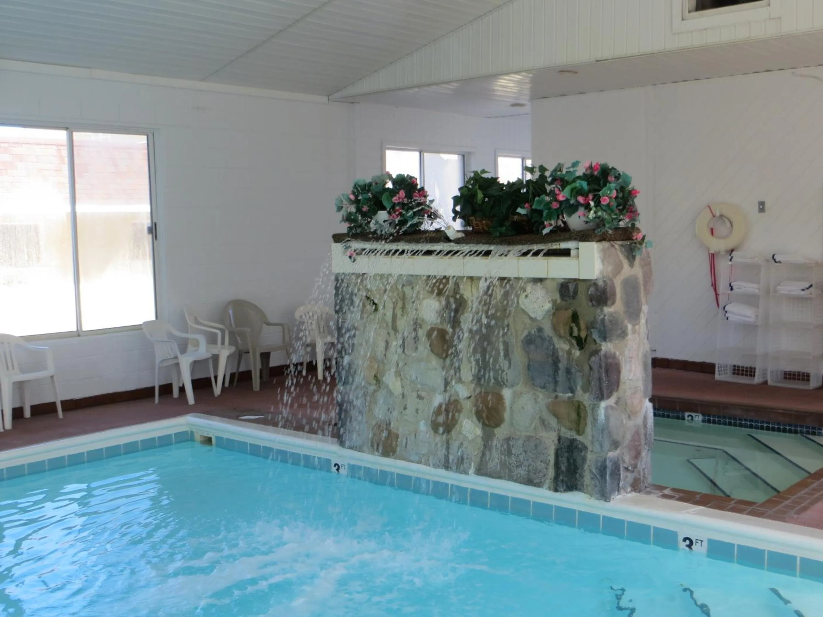 Swimming pool in Waterfront Inn Mackinaw City