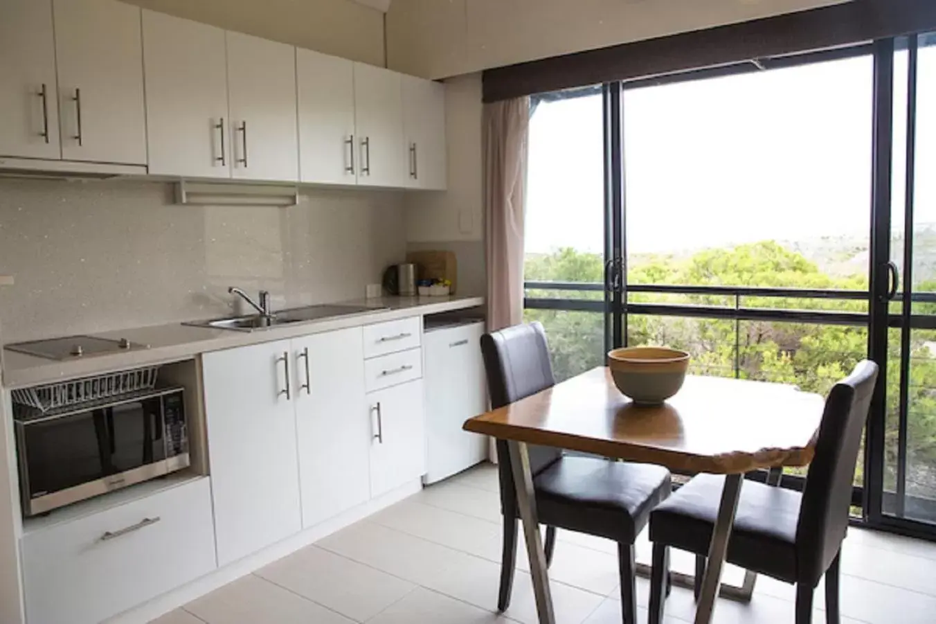 Kitchen or kitchenette, Kitchen/Kitchenette in Margarets Beach Resort