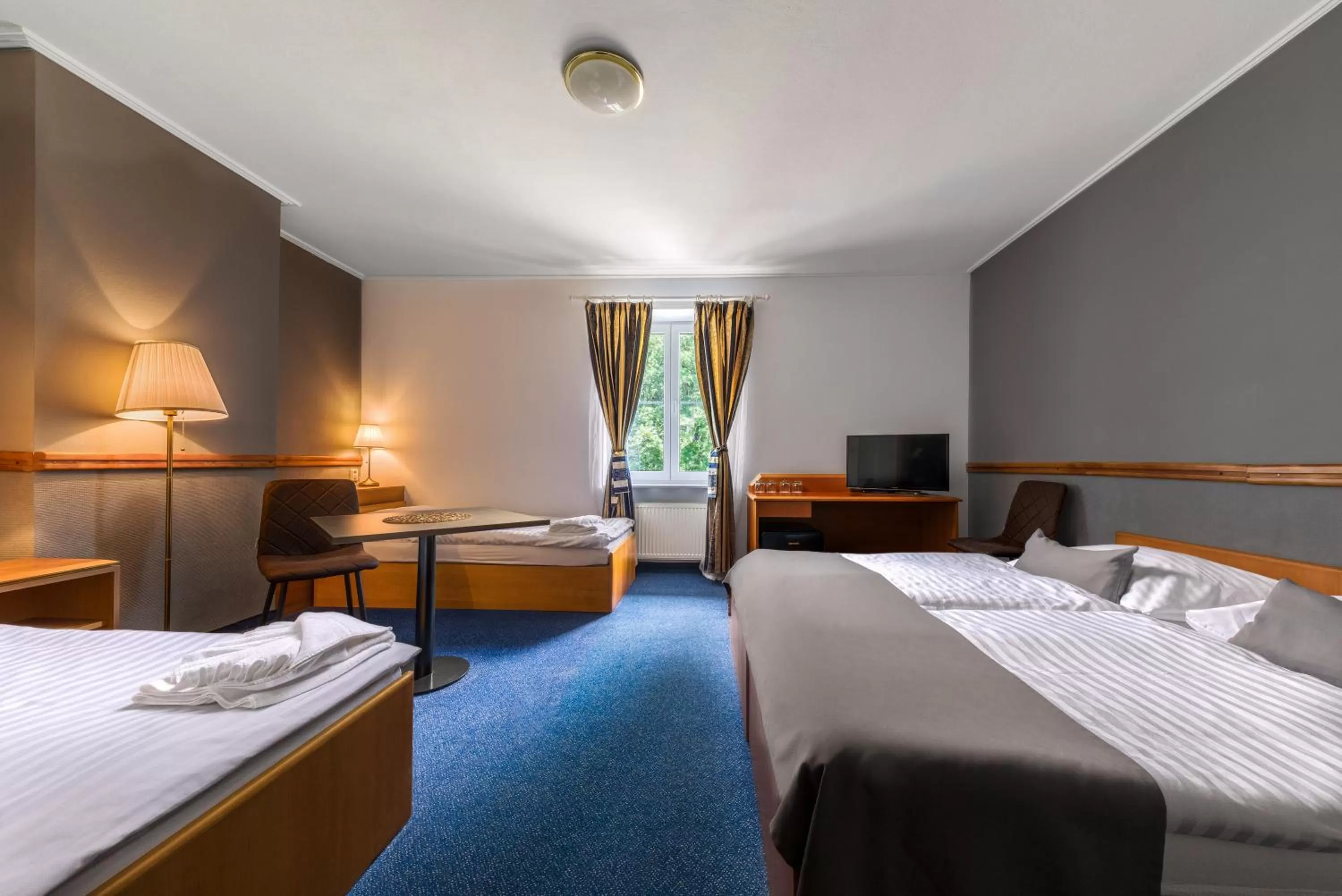 Bed in Prague Hotel Carl Inn restaurant & Free Parking