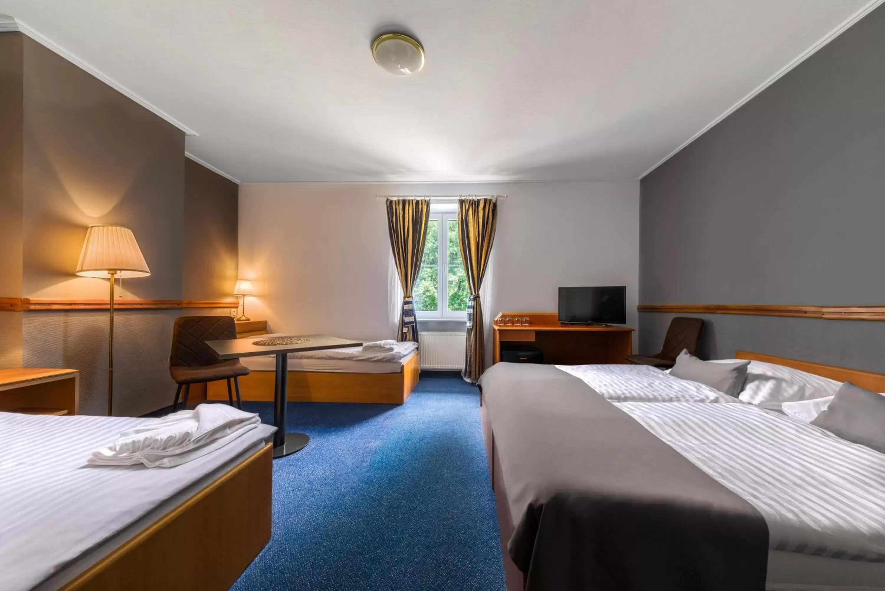 Quadruple Room in Prague Hotel Carl Inn restaurant & Free Parking Quadruple Room in Prague Hotel Carl Inn restaurant & Free Parking
