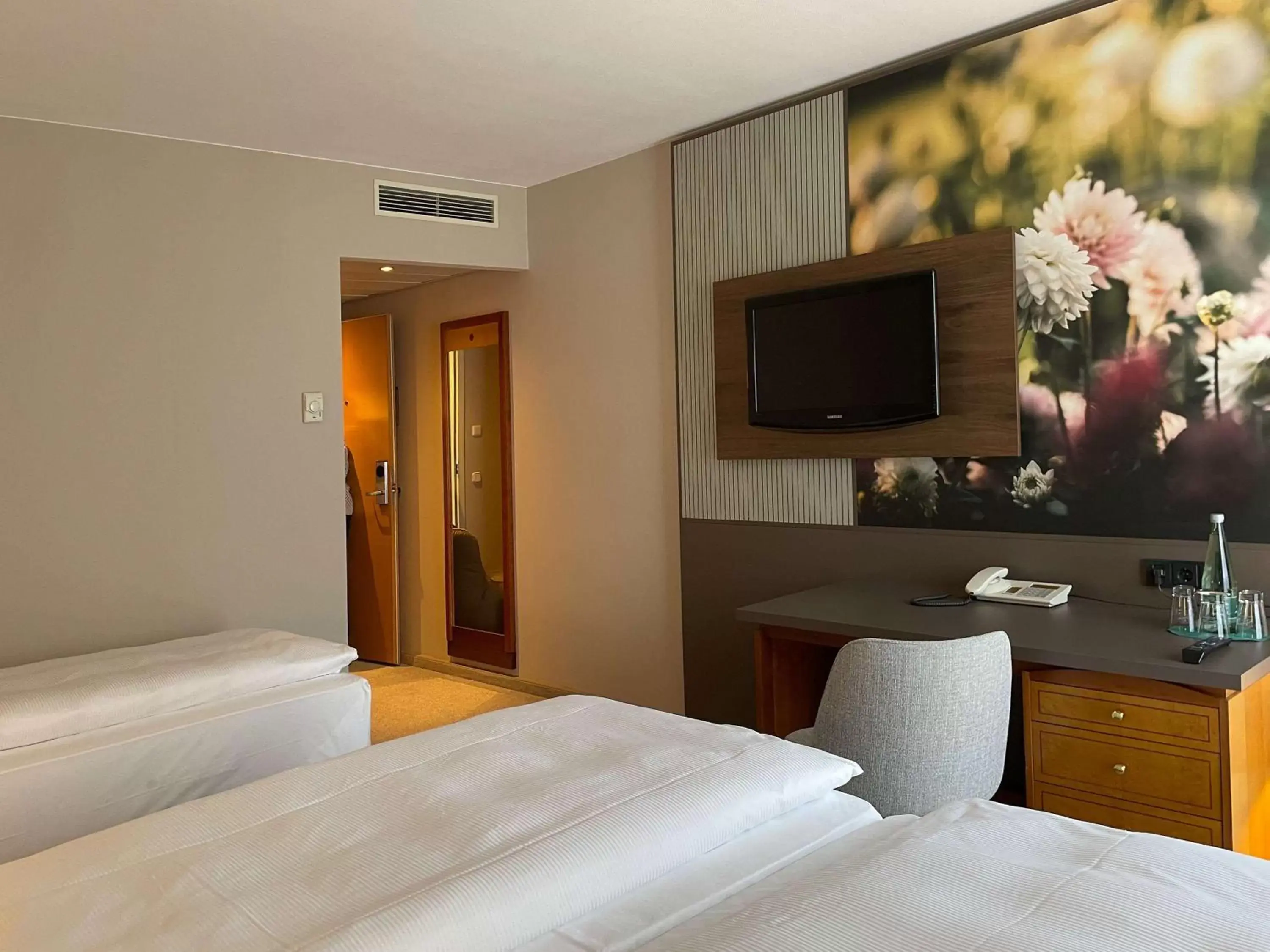 Bedroom, TV/Entertainment Center in Mercure Hotel Gera City