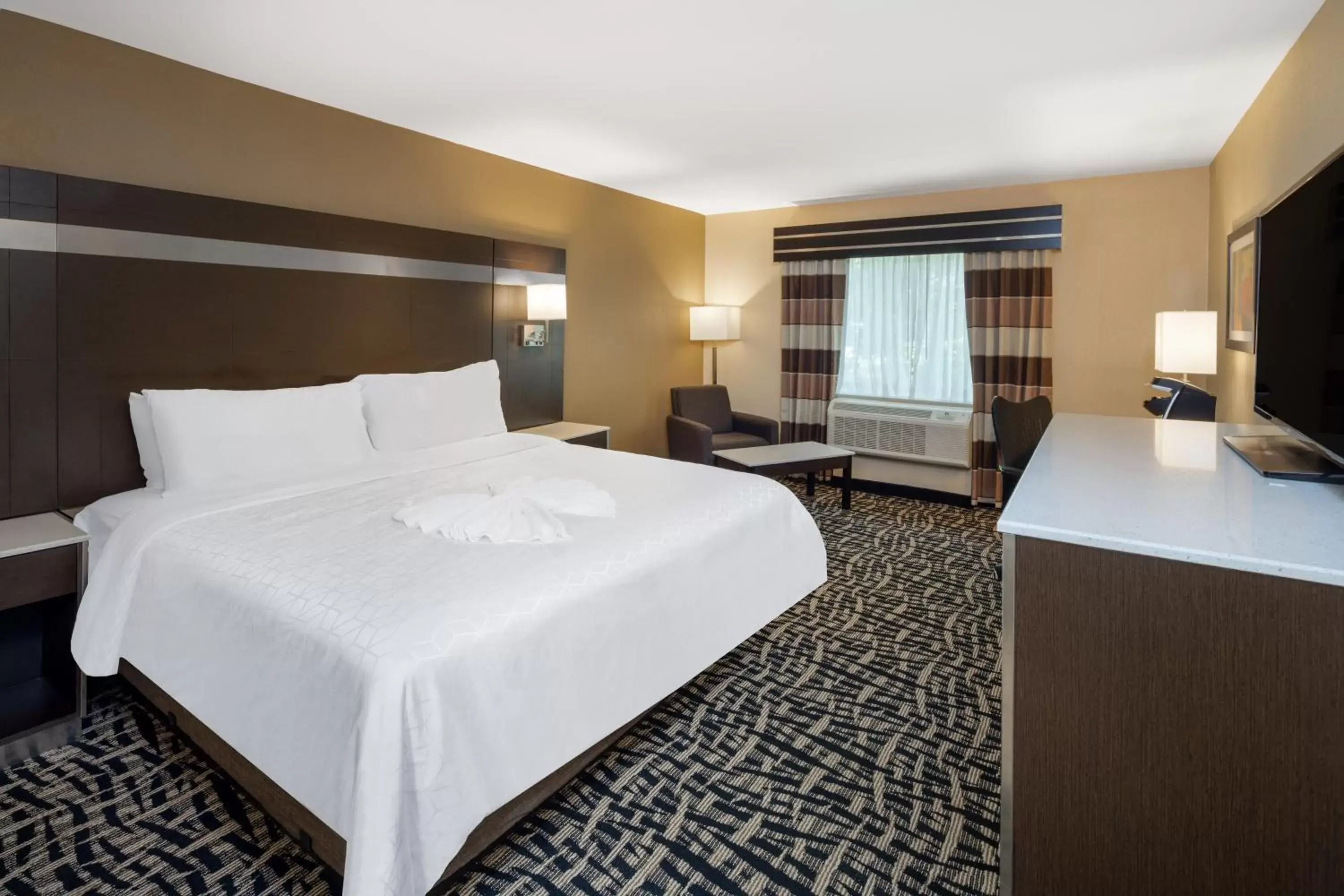 Bed in Holiday Inn Poughkeepsie, an IHG Hotel