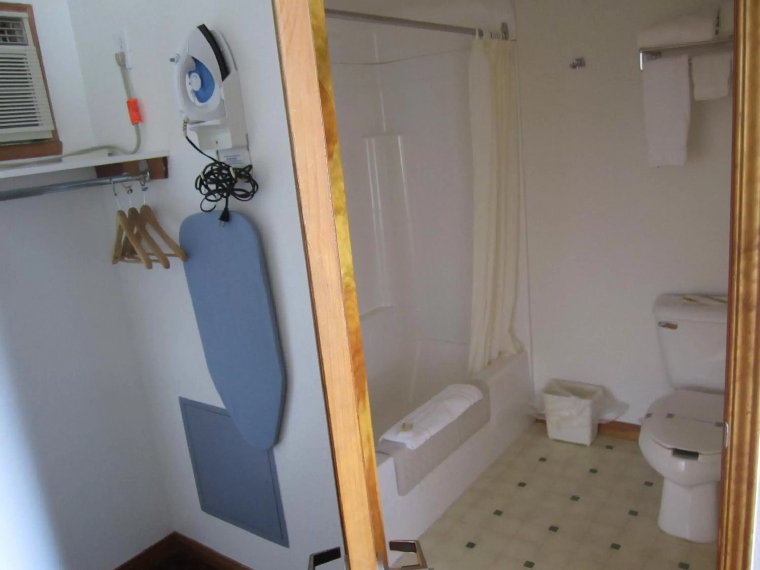 Bathroom in Bishops Country Inn Motel
