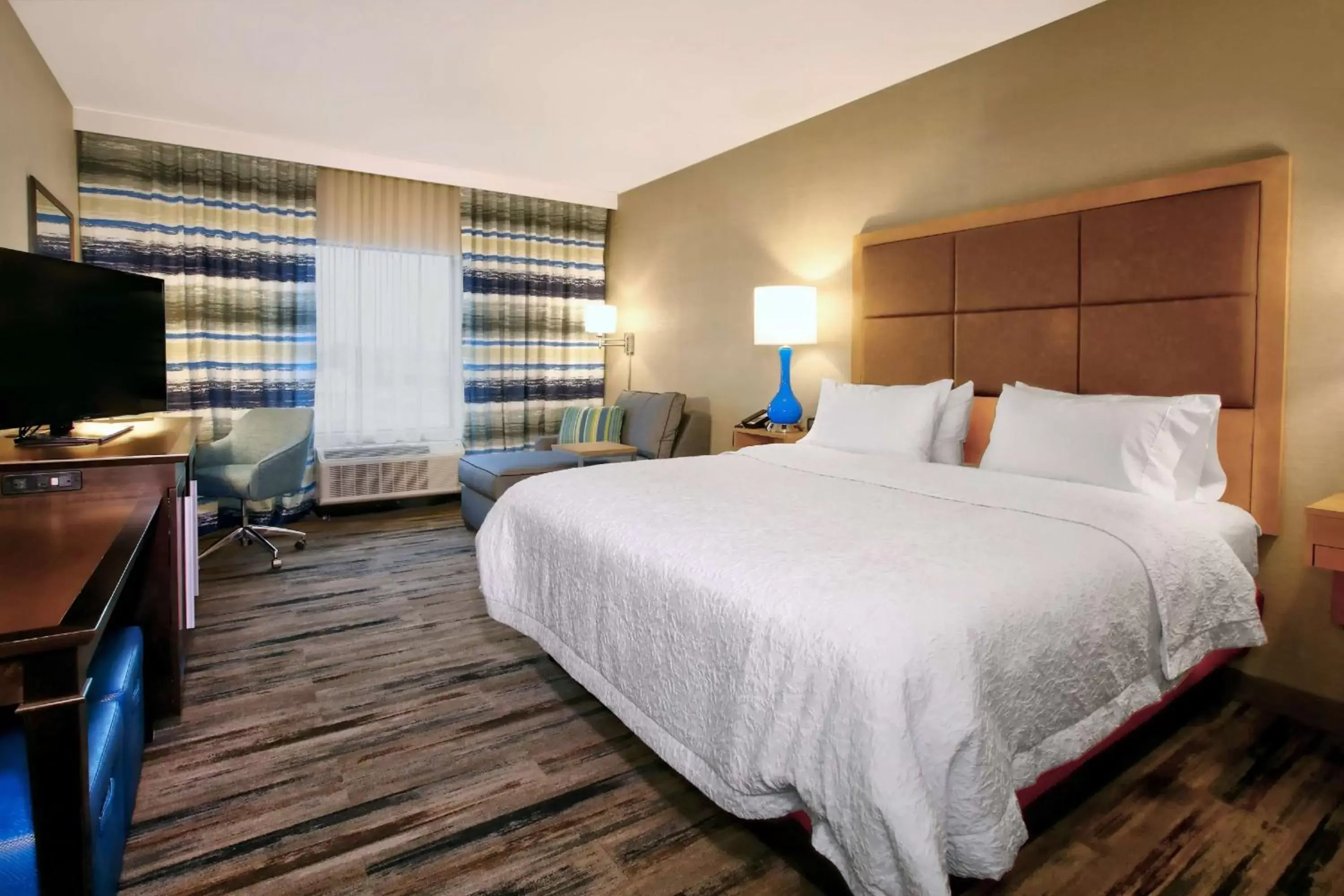 Bedroom, Bed in Hampton Inn & Suites By Hilton Baltimore/Aberdeen, Md