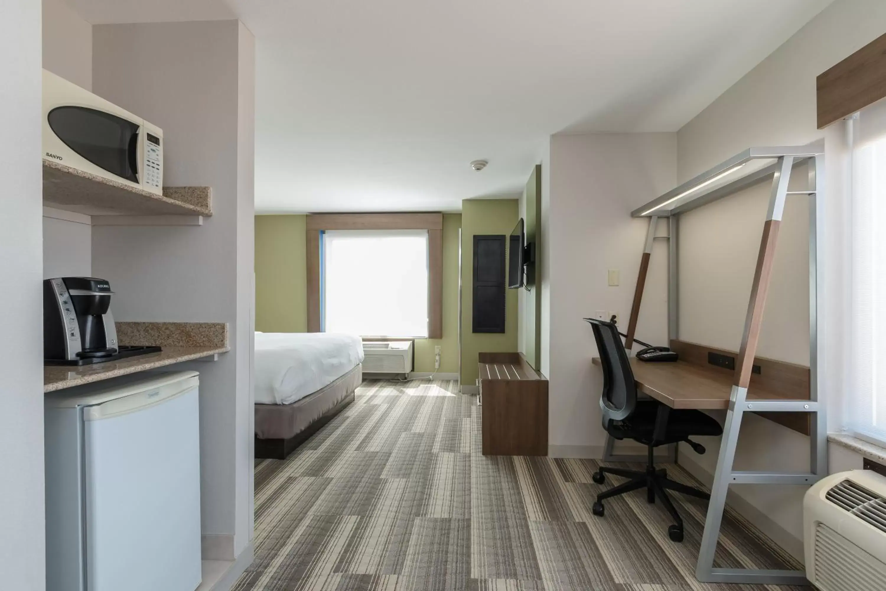 Photo of the whole room, Kitchen/Kitchenette in Holiday Inn Express & Suites - South Bend - Notre Dame Univ.