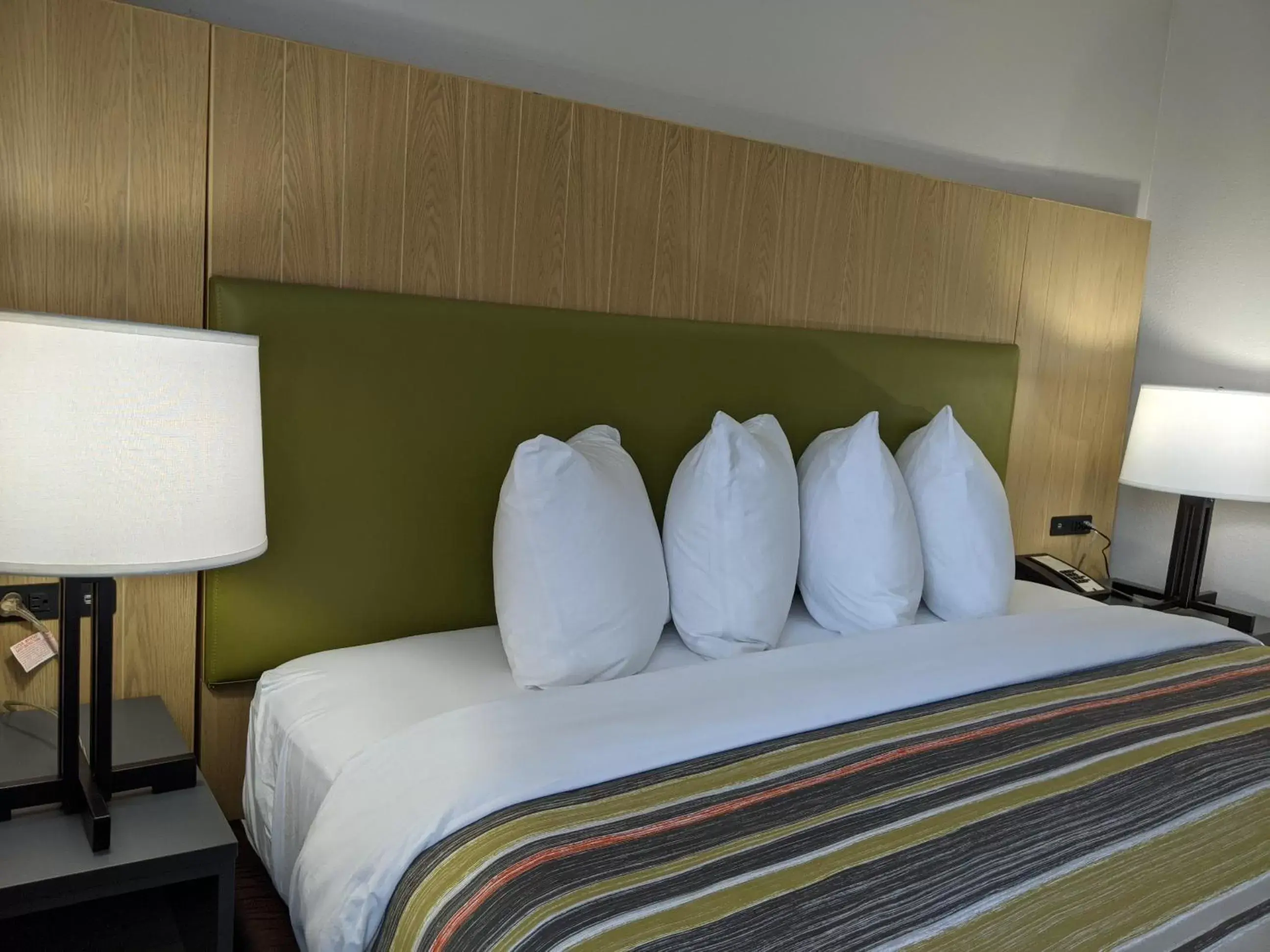 Bed in Country Inn & Suites by Radisson, Nashville, TN