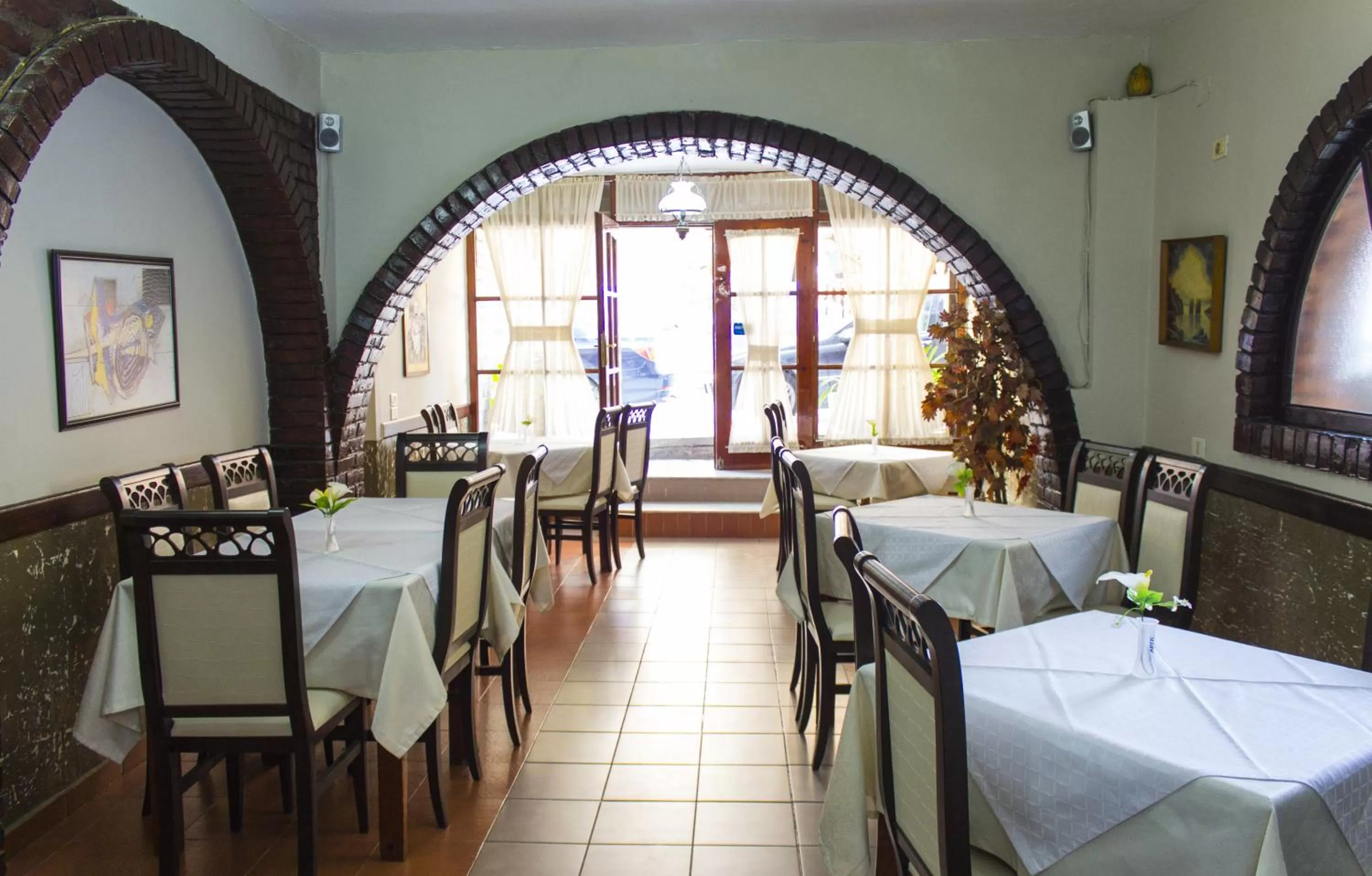 Restaurant/places to eat in Hotel Central