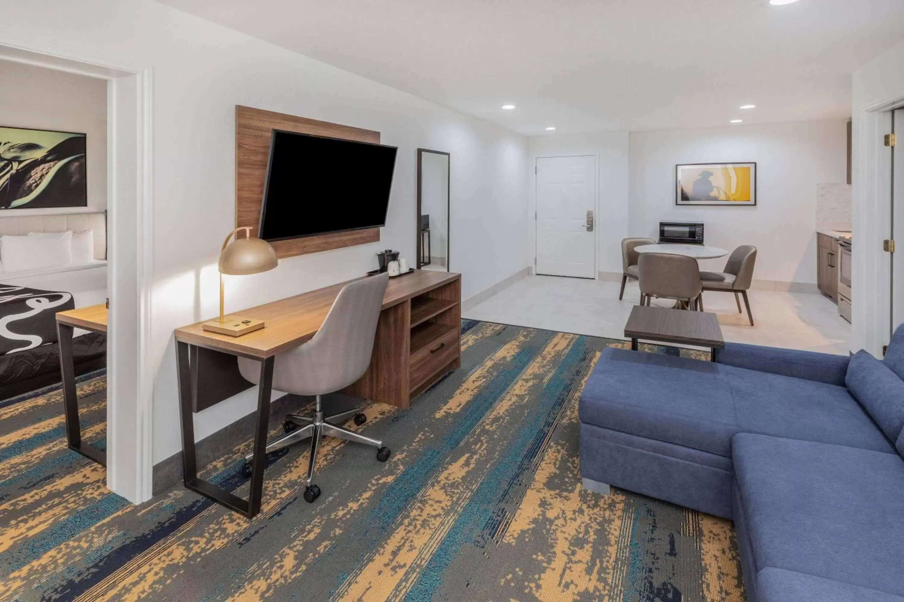 Bed, TV/Entertainment Center in La Quinta Inn & Suites by Wyndham Pharr RGV Medical Center