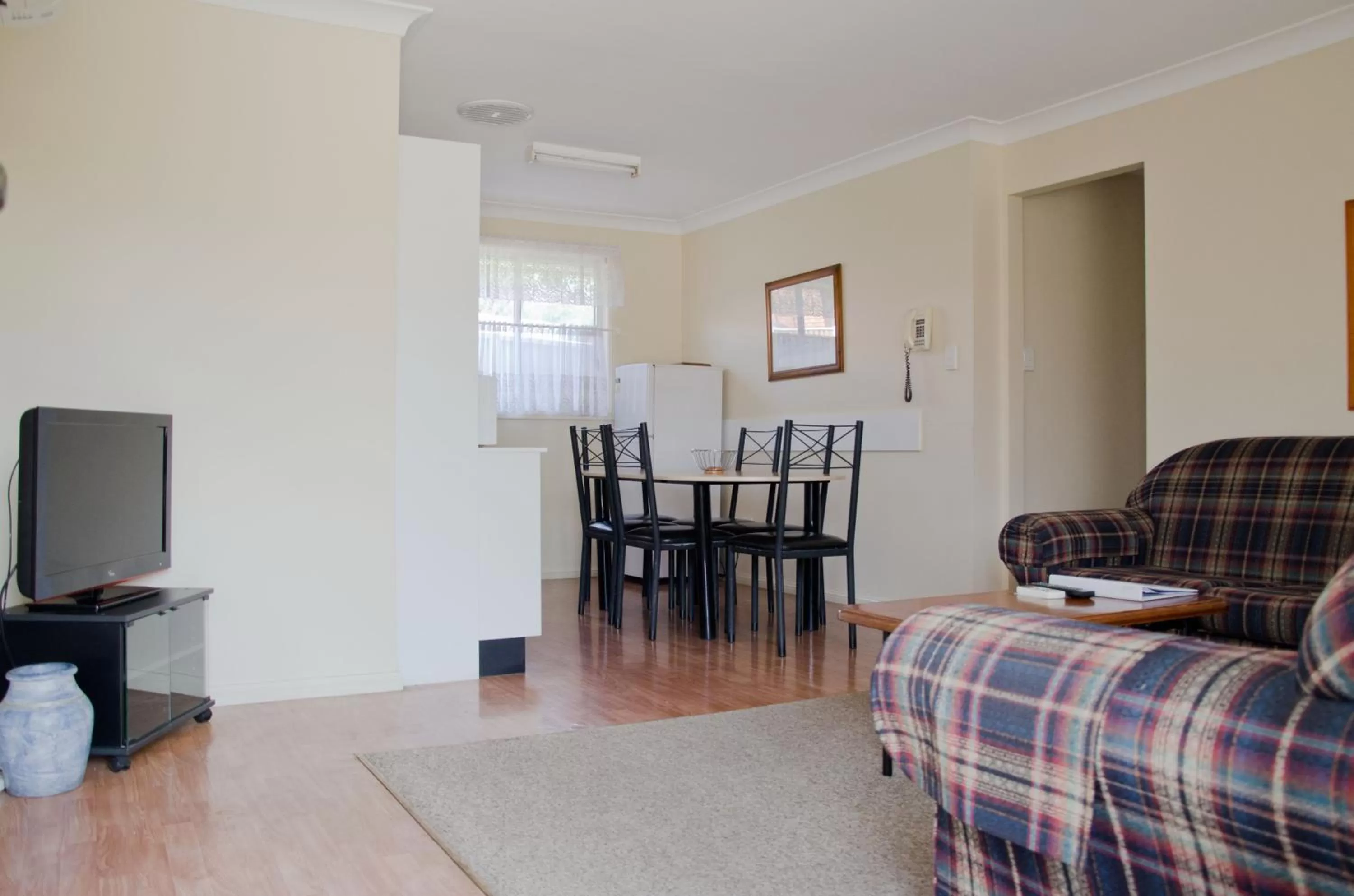 Dining area in Baybrook Motor Inn