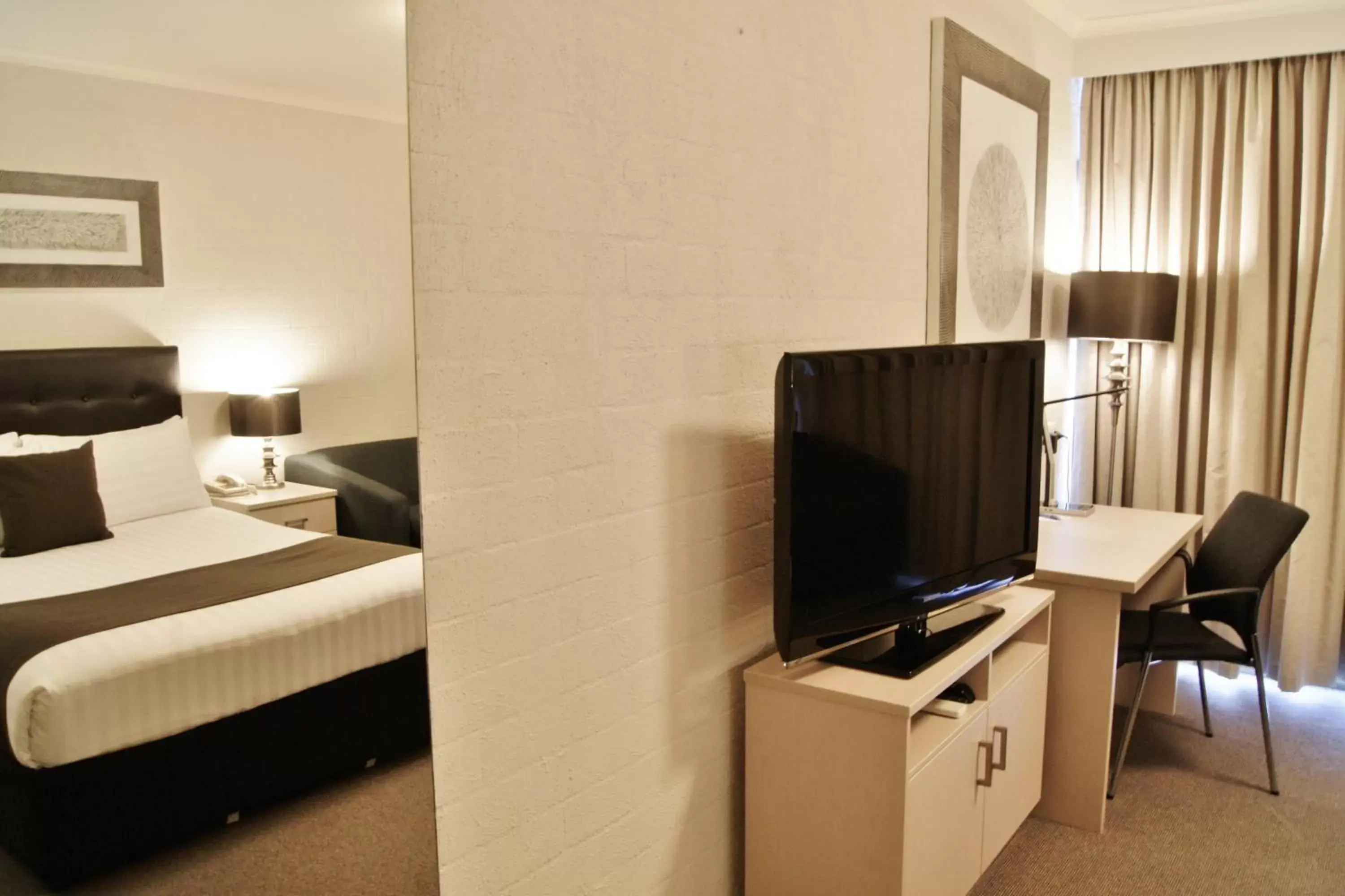 Bed, TV/Entertainment Center in Mantra Pavilion Hotel Wagga