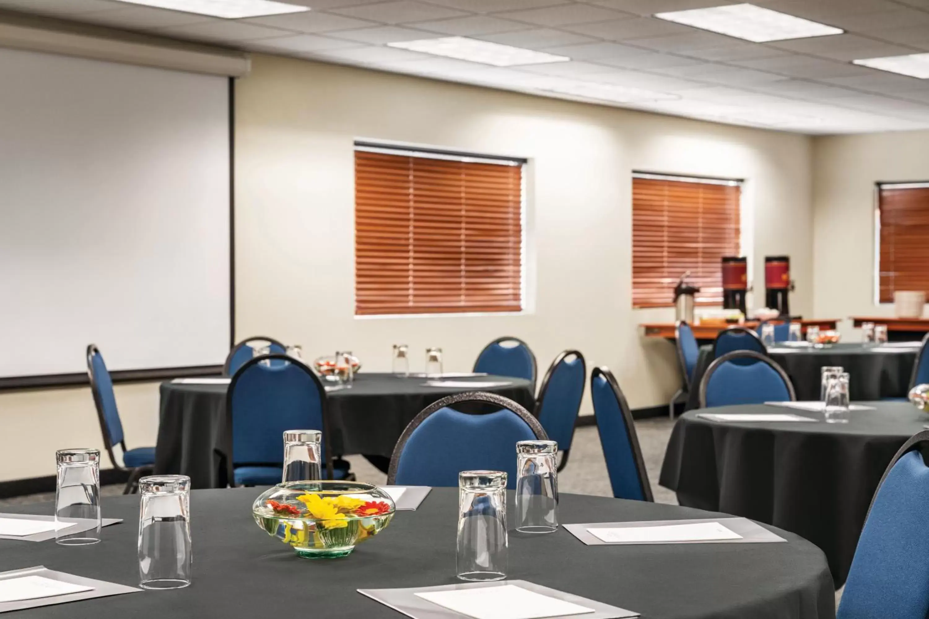 Meeting/conference room, Restaurant/Places to Eat in Radisson Hotel Portland Airport