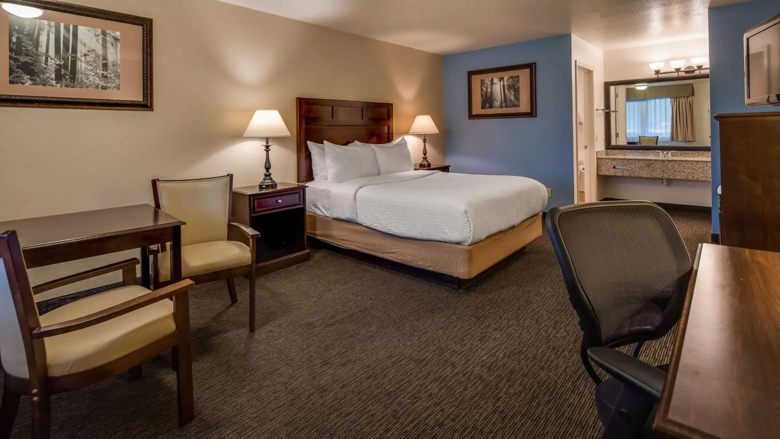 Photo of the whole room, Bed in Best Western Arcata Inn