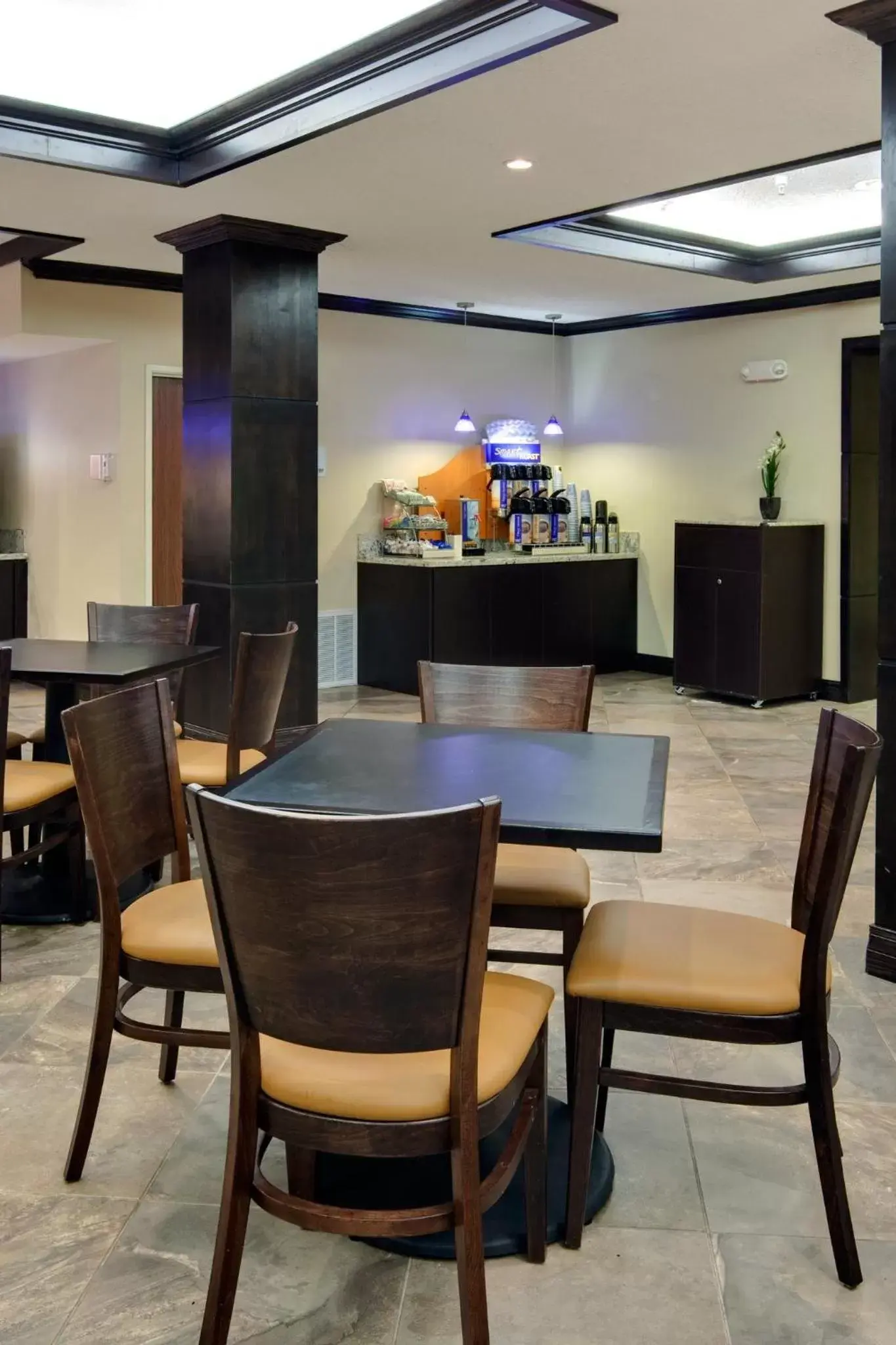 Breakfast, Restaurant/Places to Eat in Holiday Inn Express Hotel & Suites Albuquerque Airport, an IHG Hotel