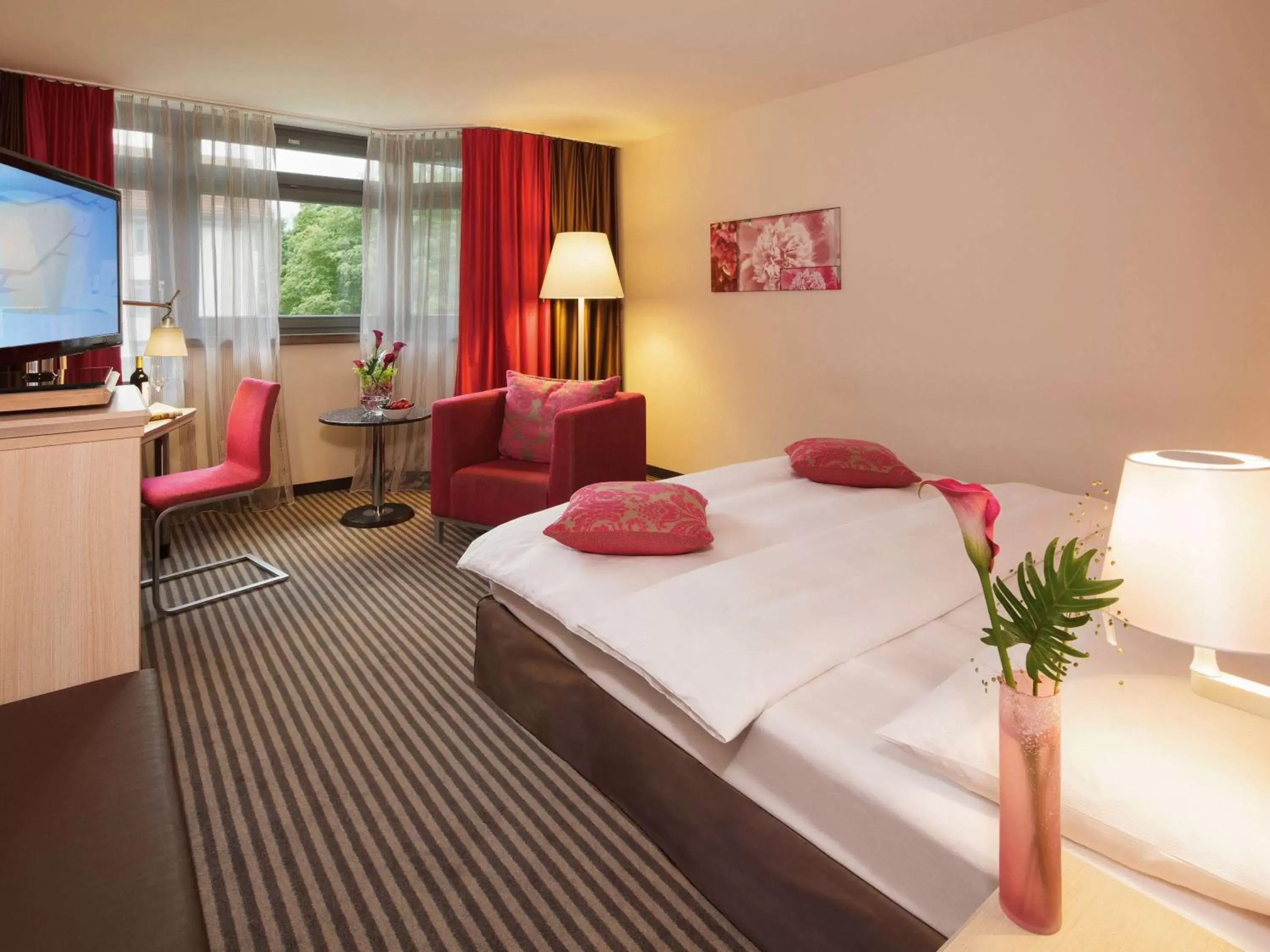 Photo of the whole room, Bed in Mövenpick Hotel München-Airport