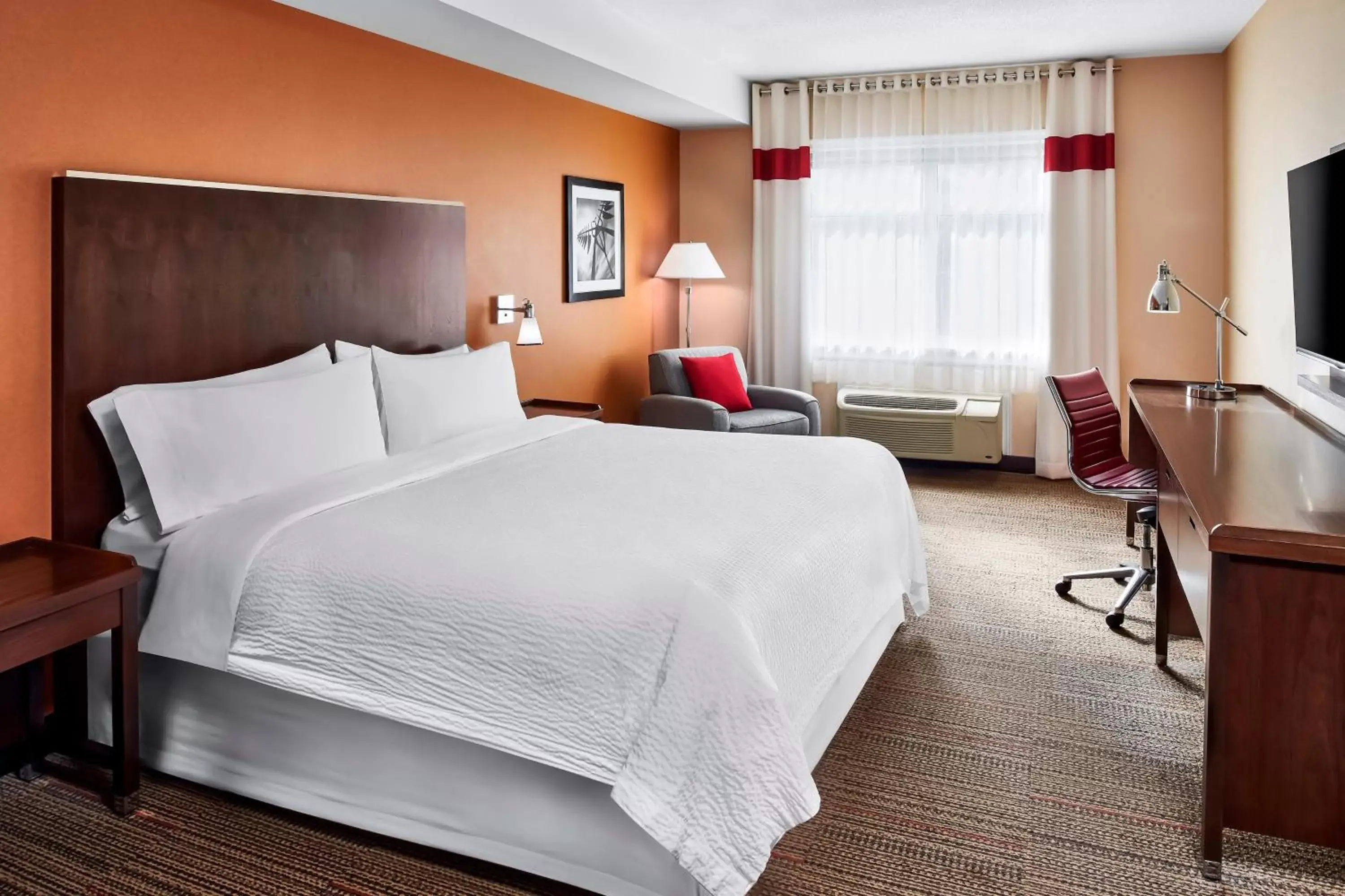 Photo of the whole room, Bed in Four Points by Sheraton Barrie