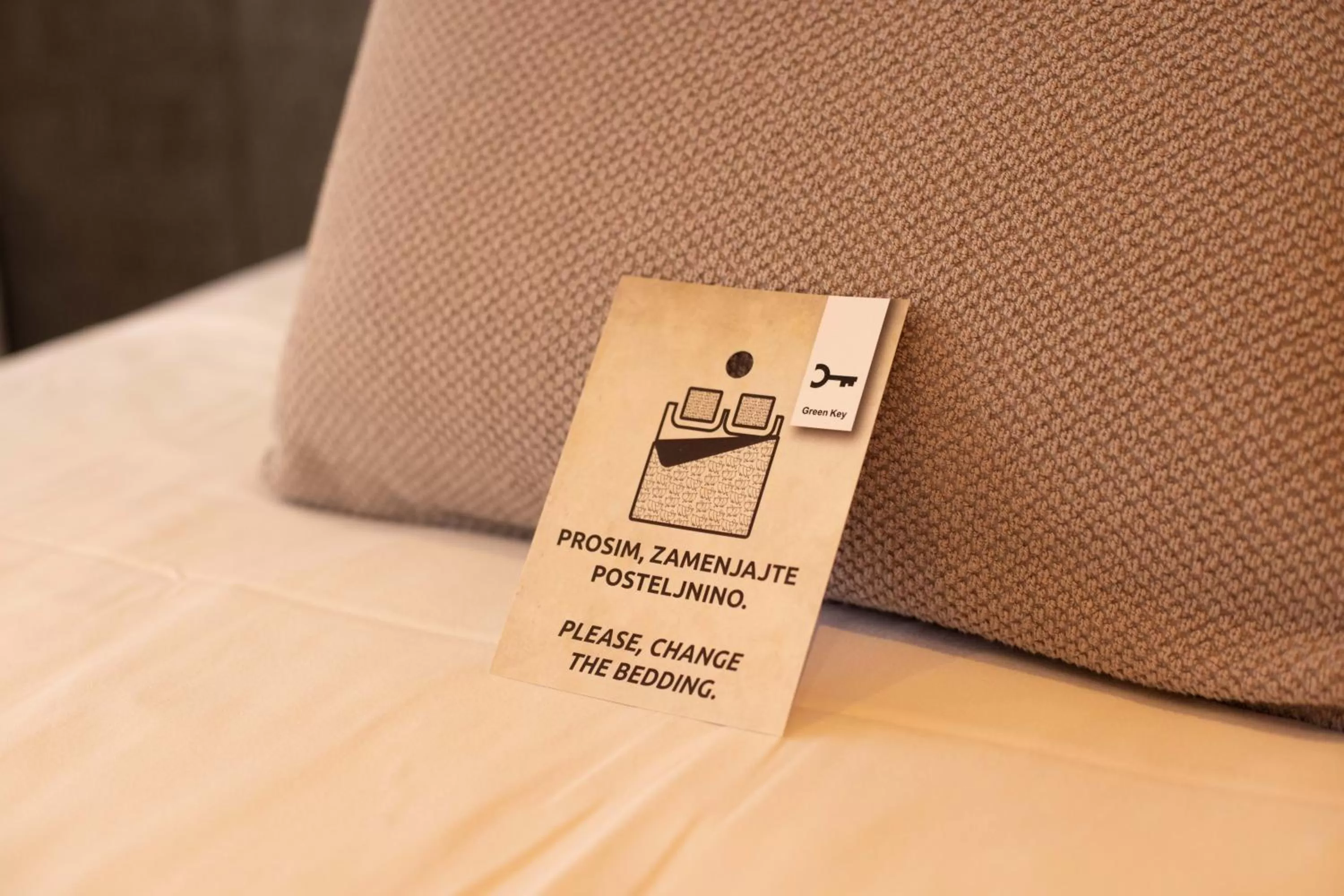 Logo/Certificate/Sign, Bed in Hotel Kunst