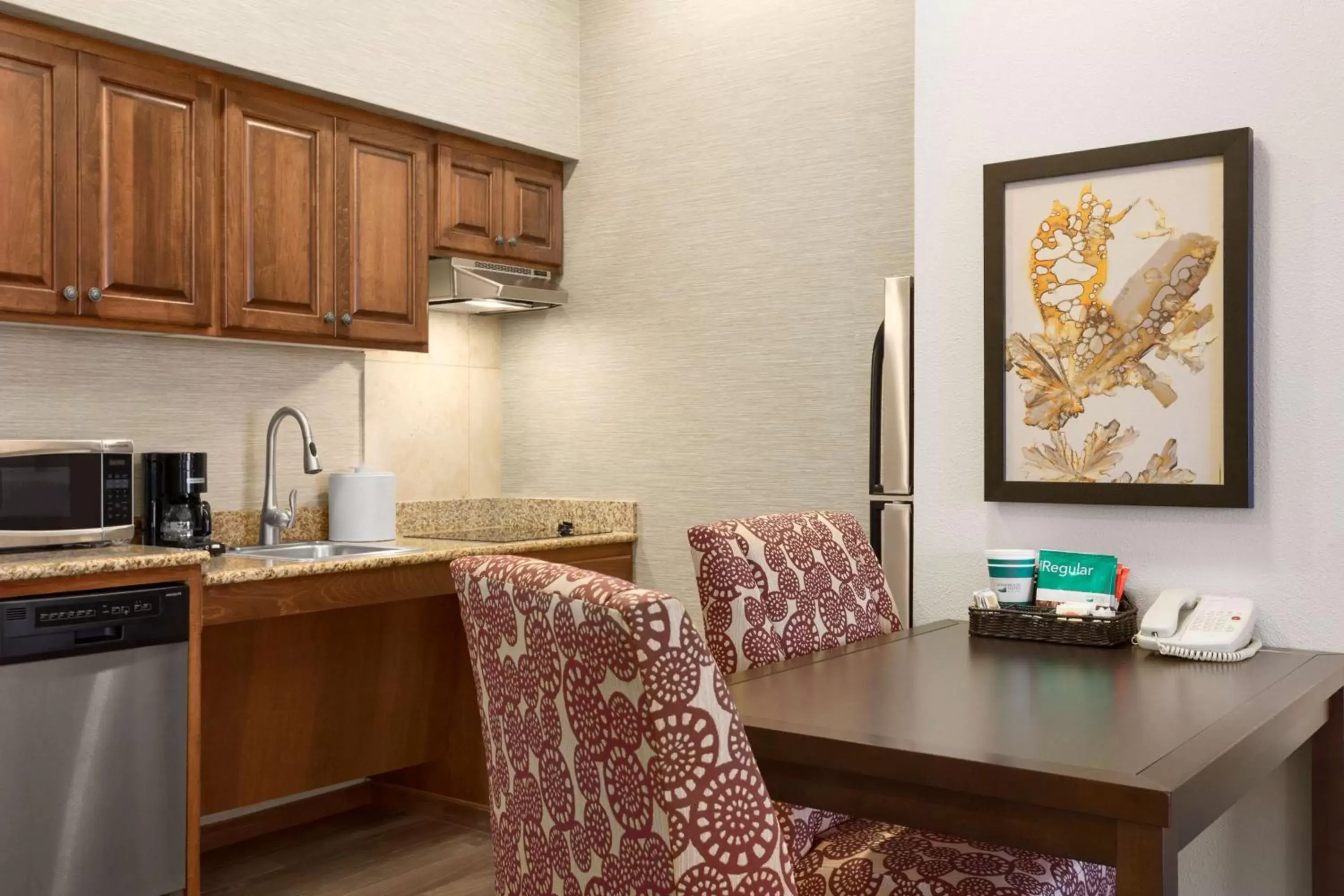 Living room, Kitchen/Kitchenette in Homewood Suites by Hilton Fargo