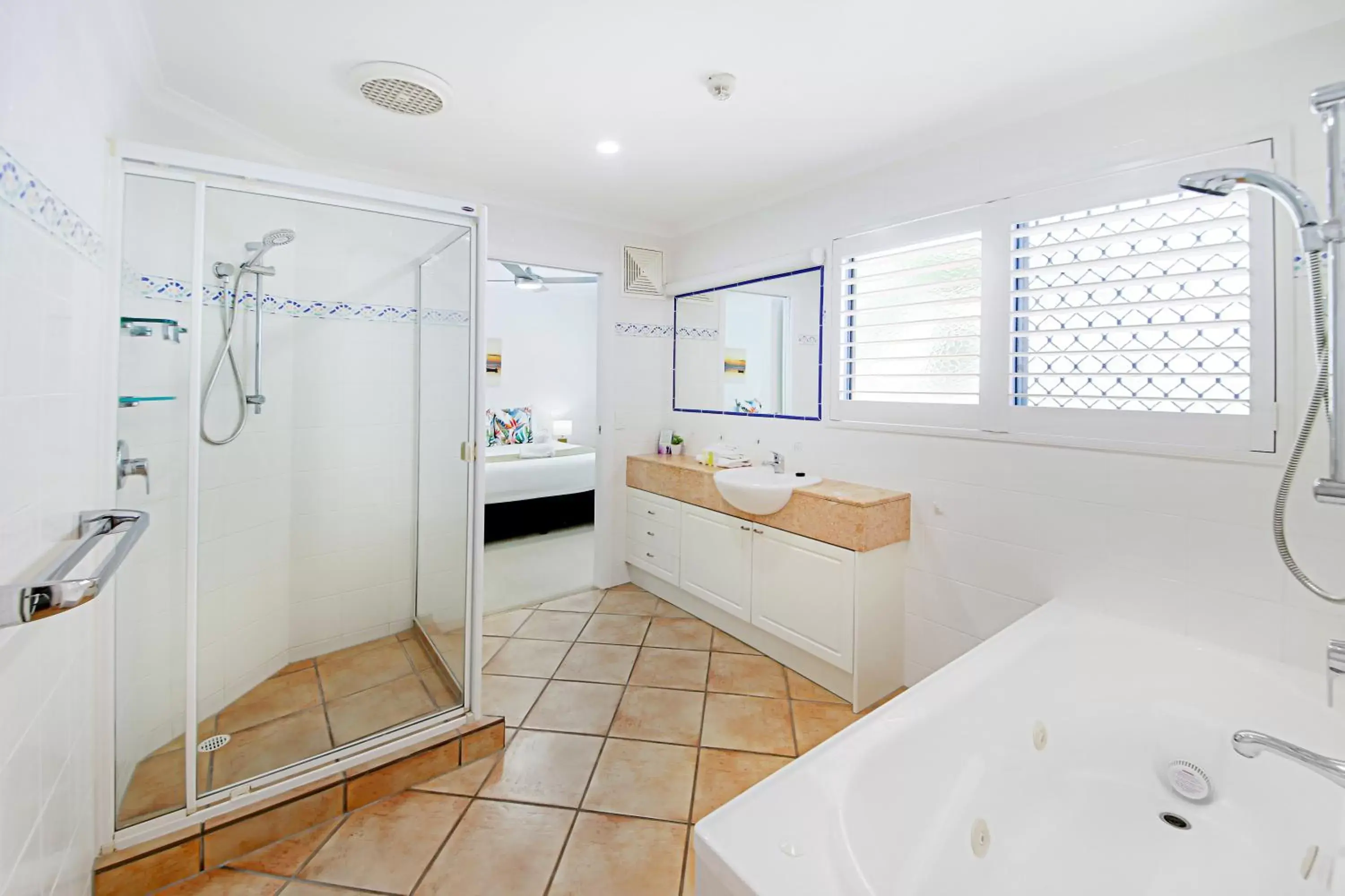 Hot Tub, Bathroom in Alexandra on the Pacific