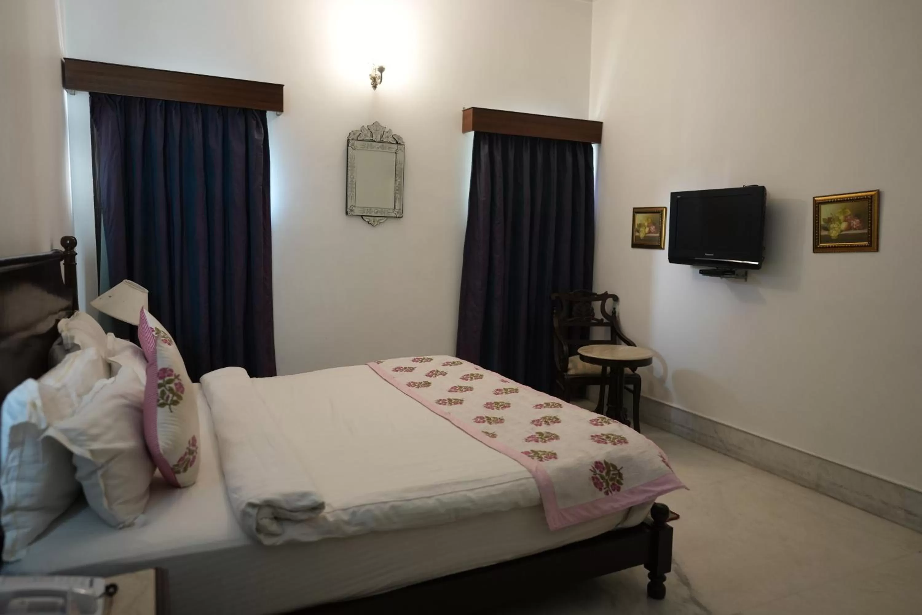 Bedroom, Bed in Amar Kothi