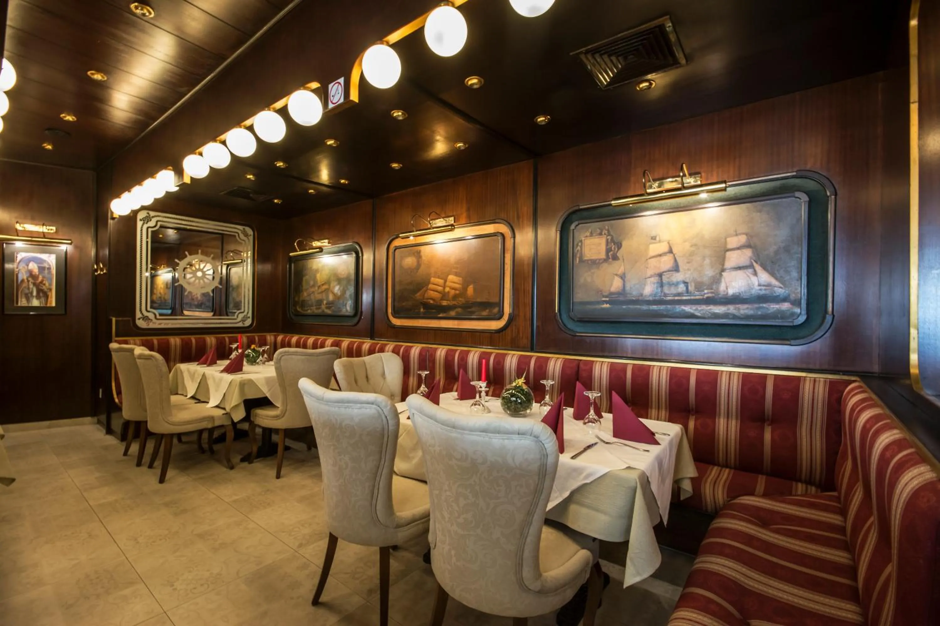 Restaurant/places to eat in Hotel Adriana