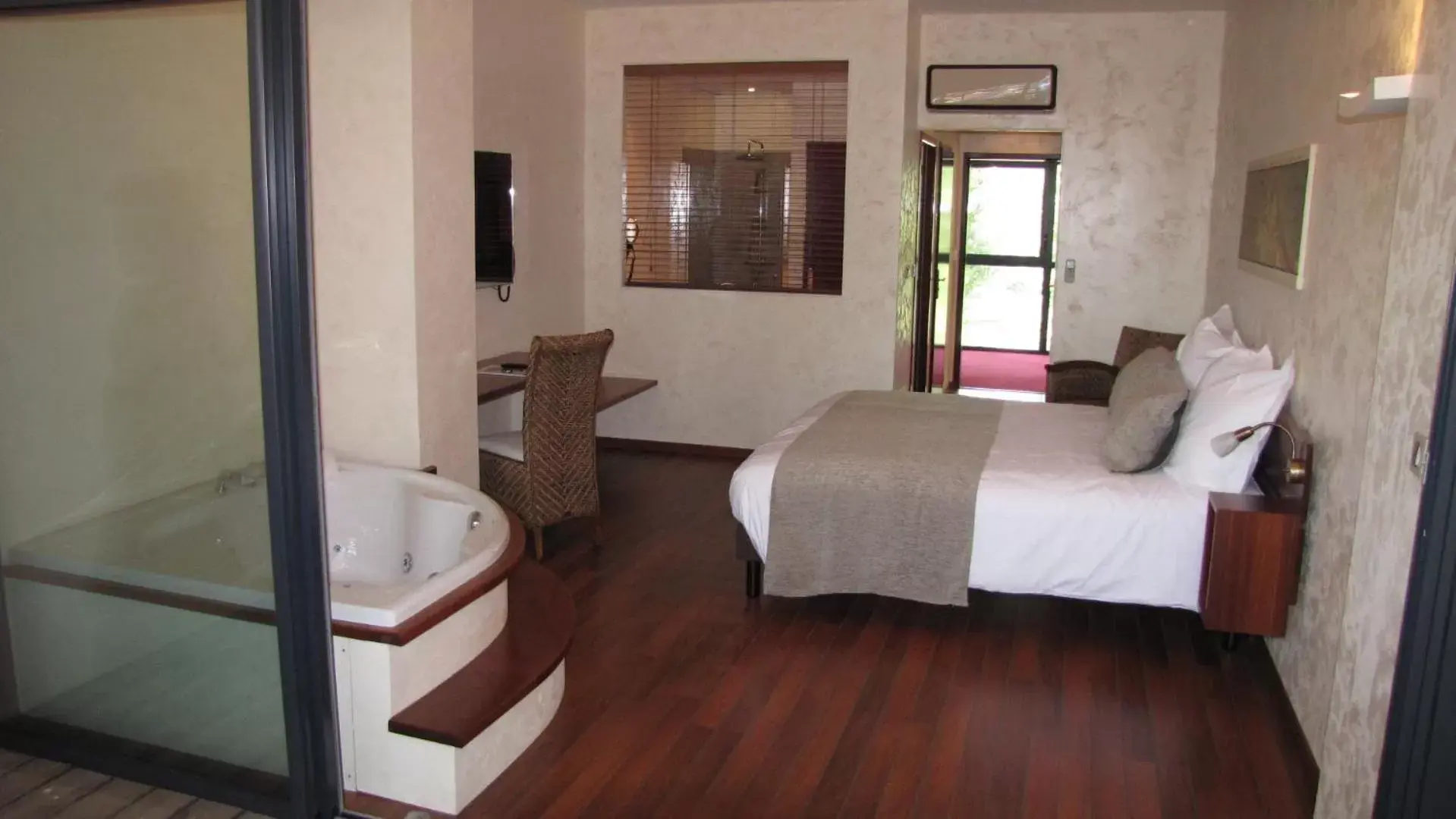 Photo of the whole room, Bed in Ile du Gua Suites