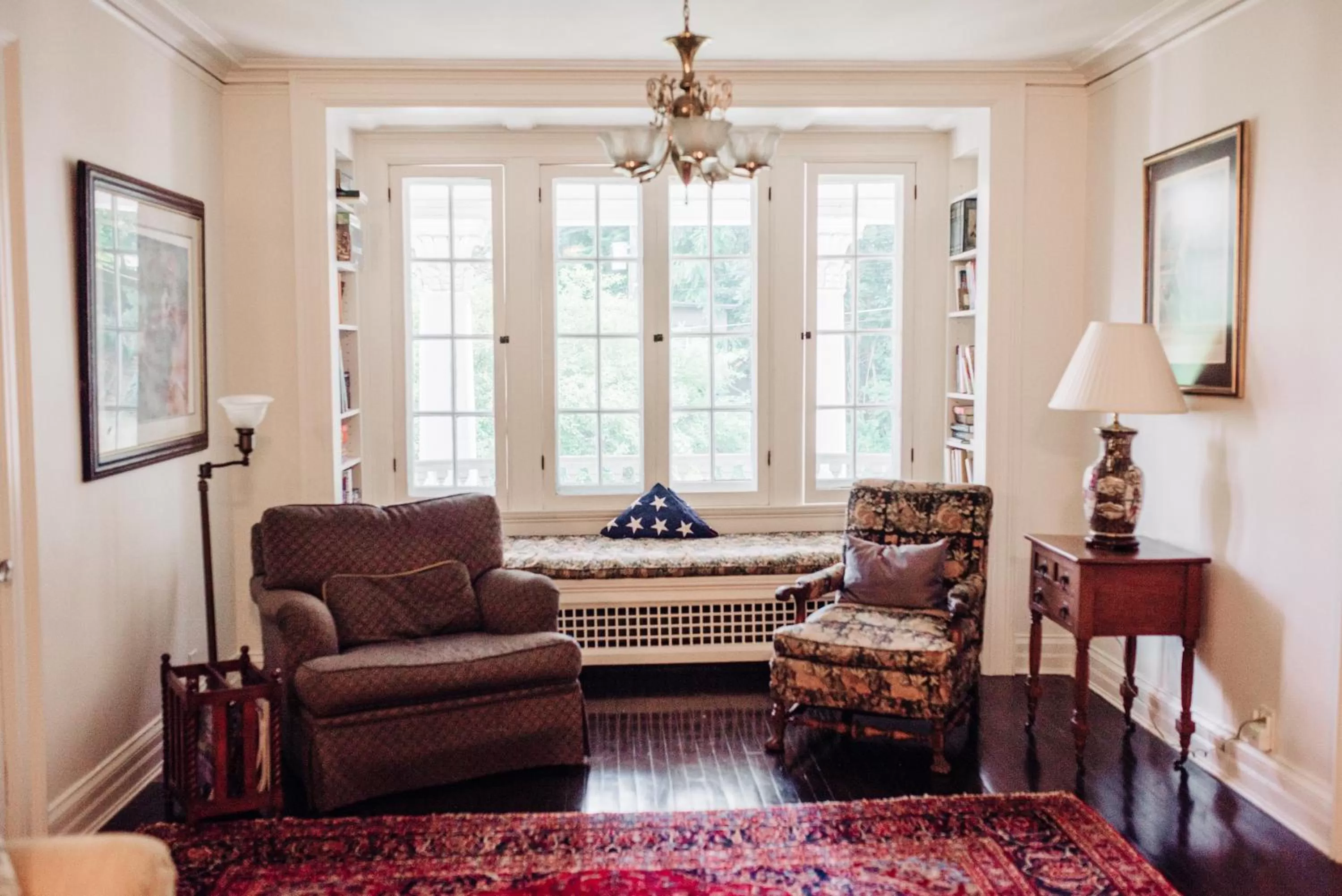 Seating area in Benn Conger Inn