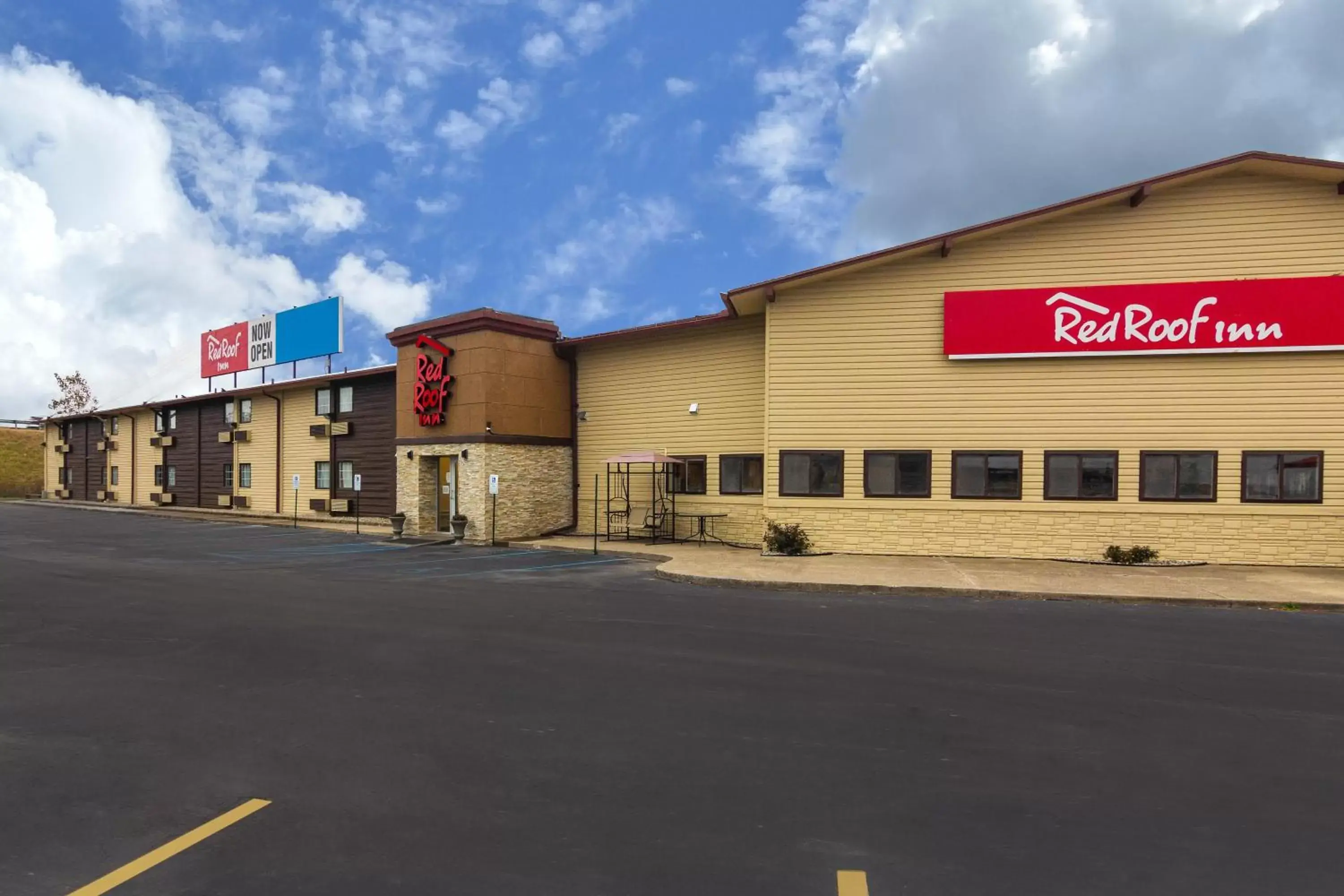 Property Building in Red Roof Inn Perrysburg