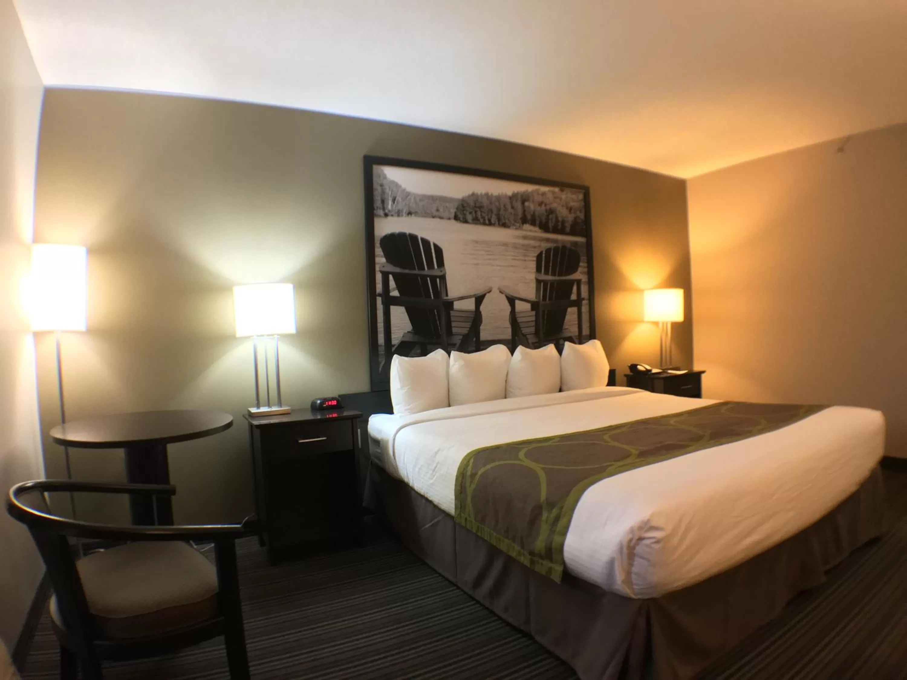 Photo of the whole room, Bed in Super 8 by Wyndham Kapuskasing