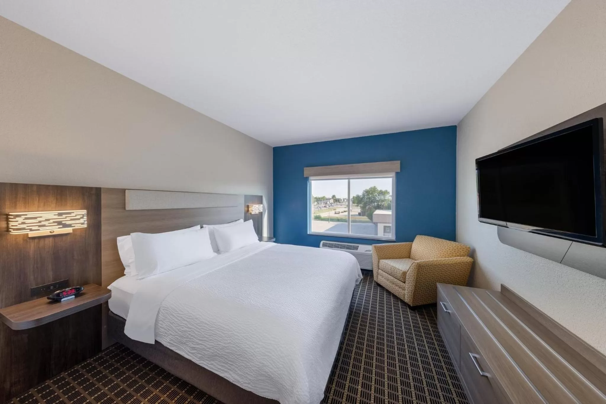 Photo of the whole room, Bed in Holiday Inn Express & Suites Pittsburg by IHG