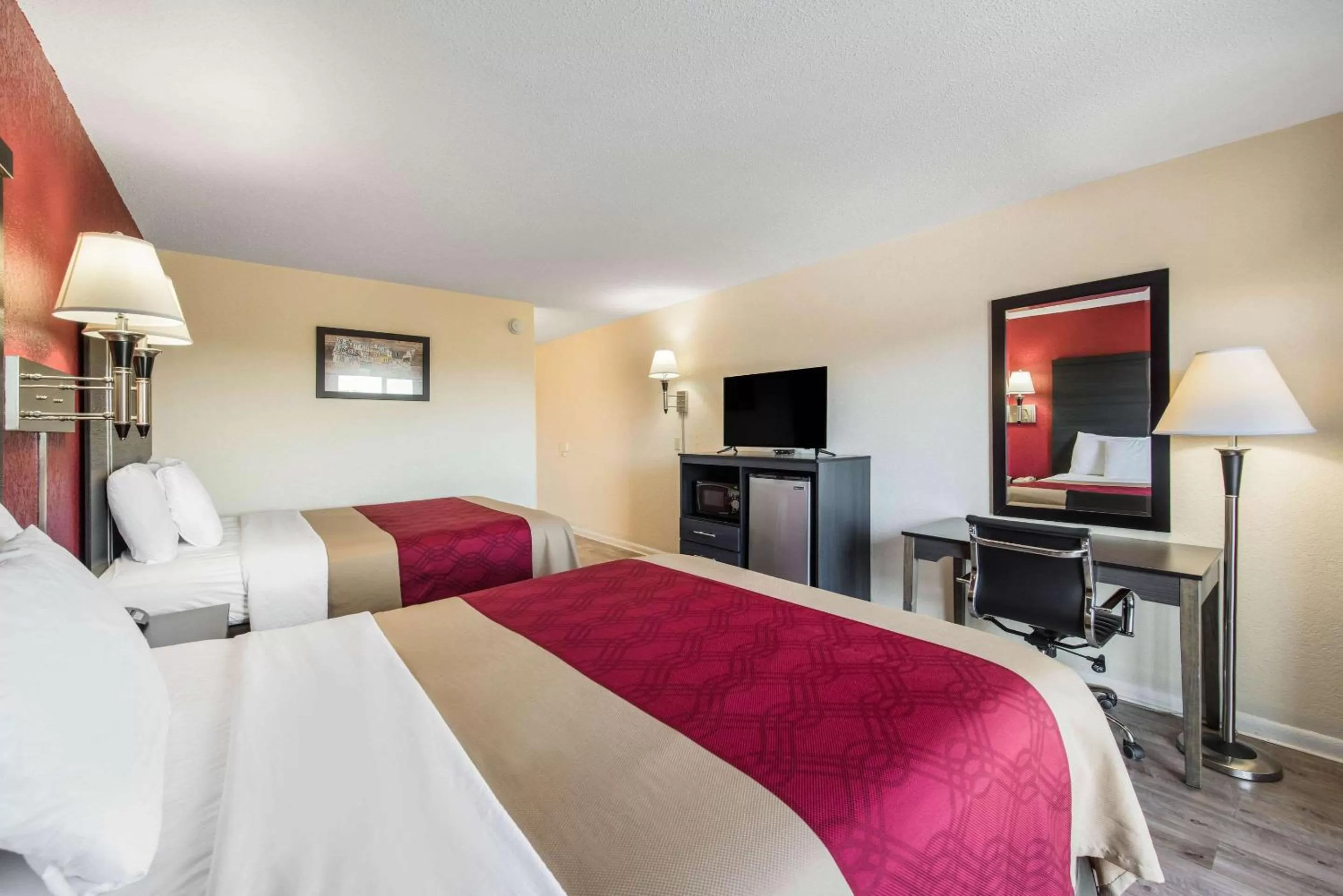 Photo of the whole room, Bed in Econo Lodge Waynesville