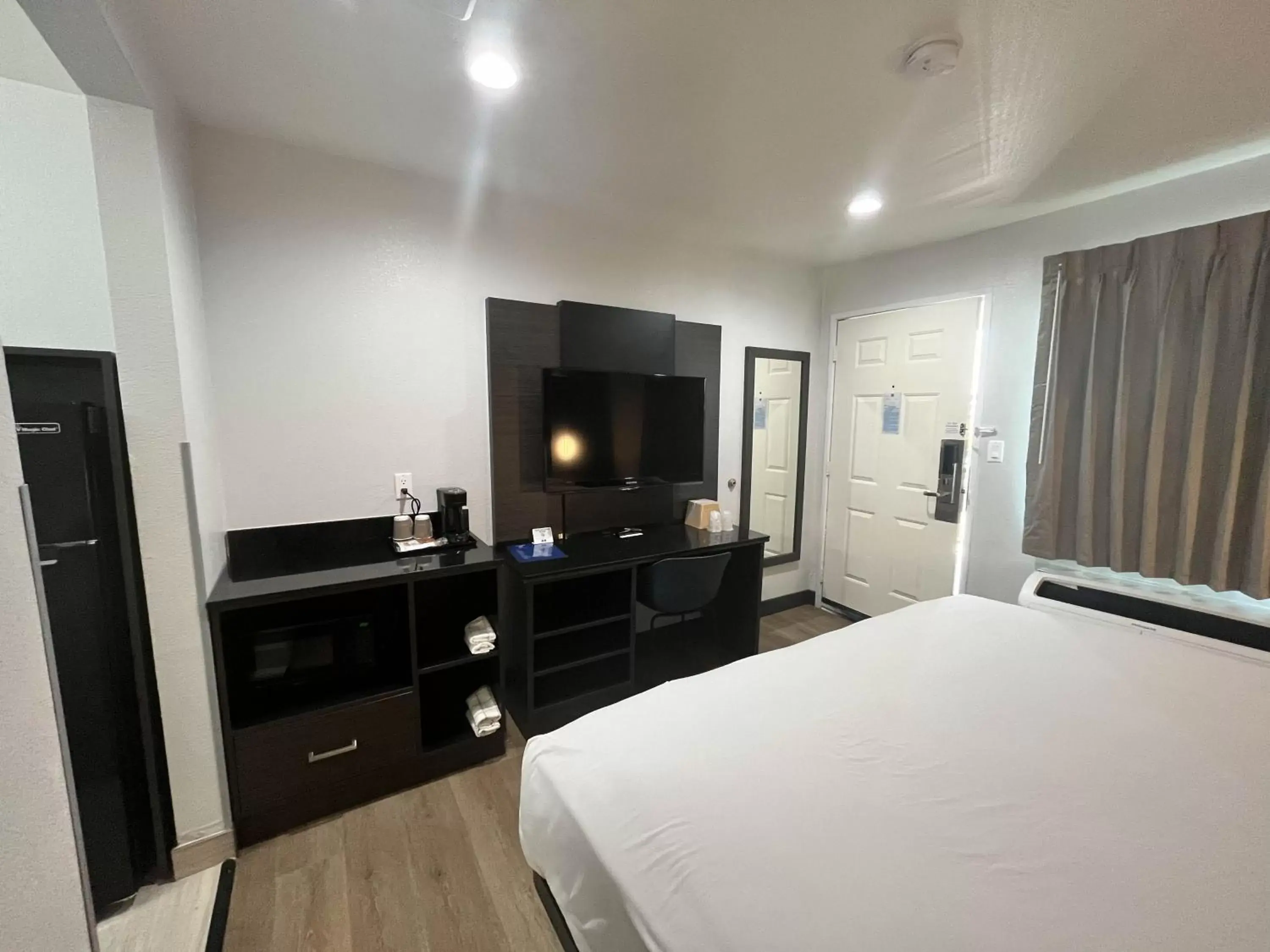 Bedroom, TV/Entertainment Center in Studio 6 Suites Escondido CA