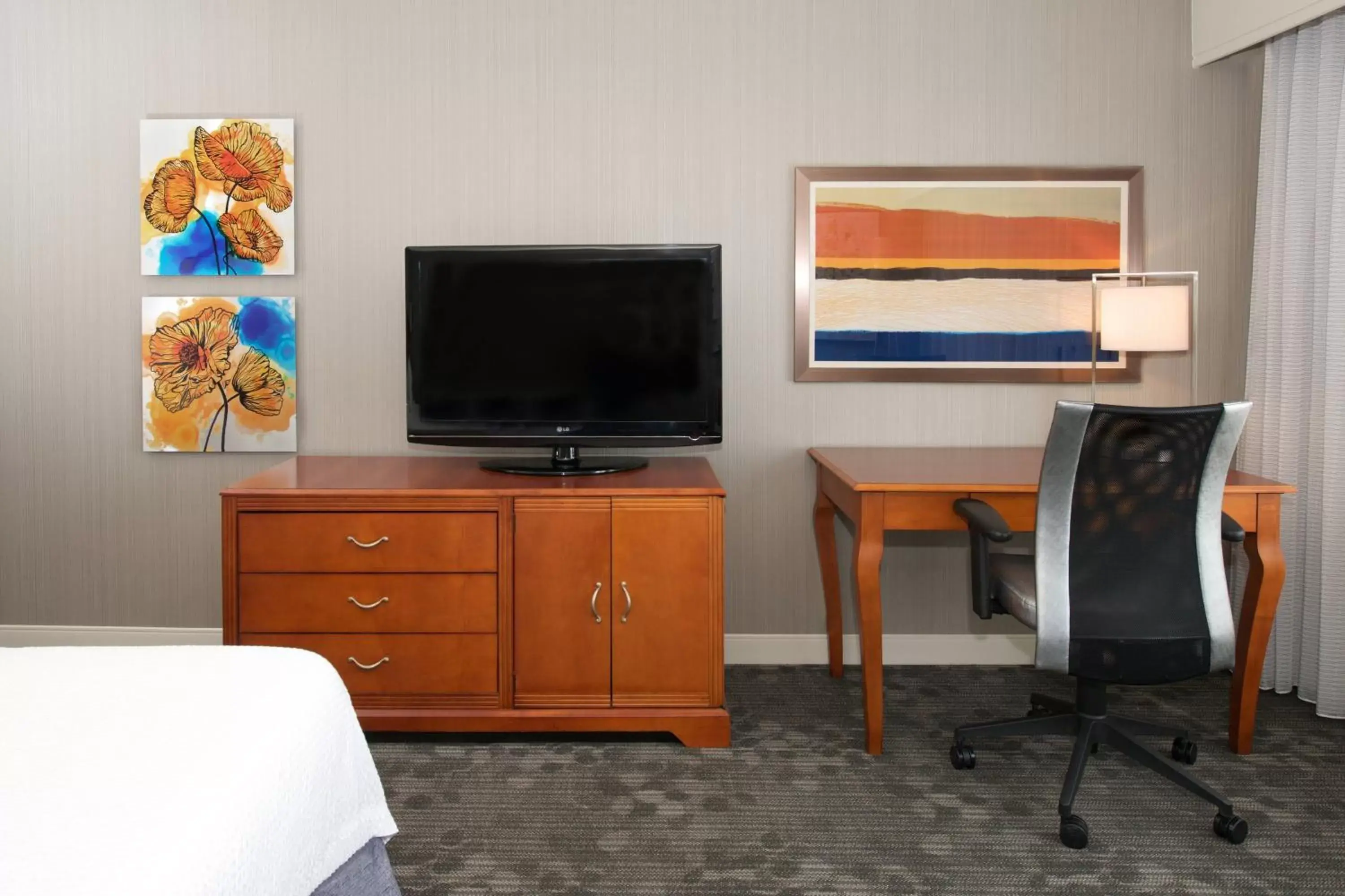 Photo of the whole room, TV/Entertainment Center in Courtyard by Marriott Newark Silicon Valley