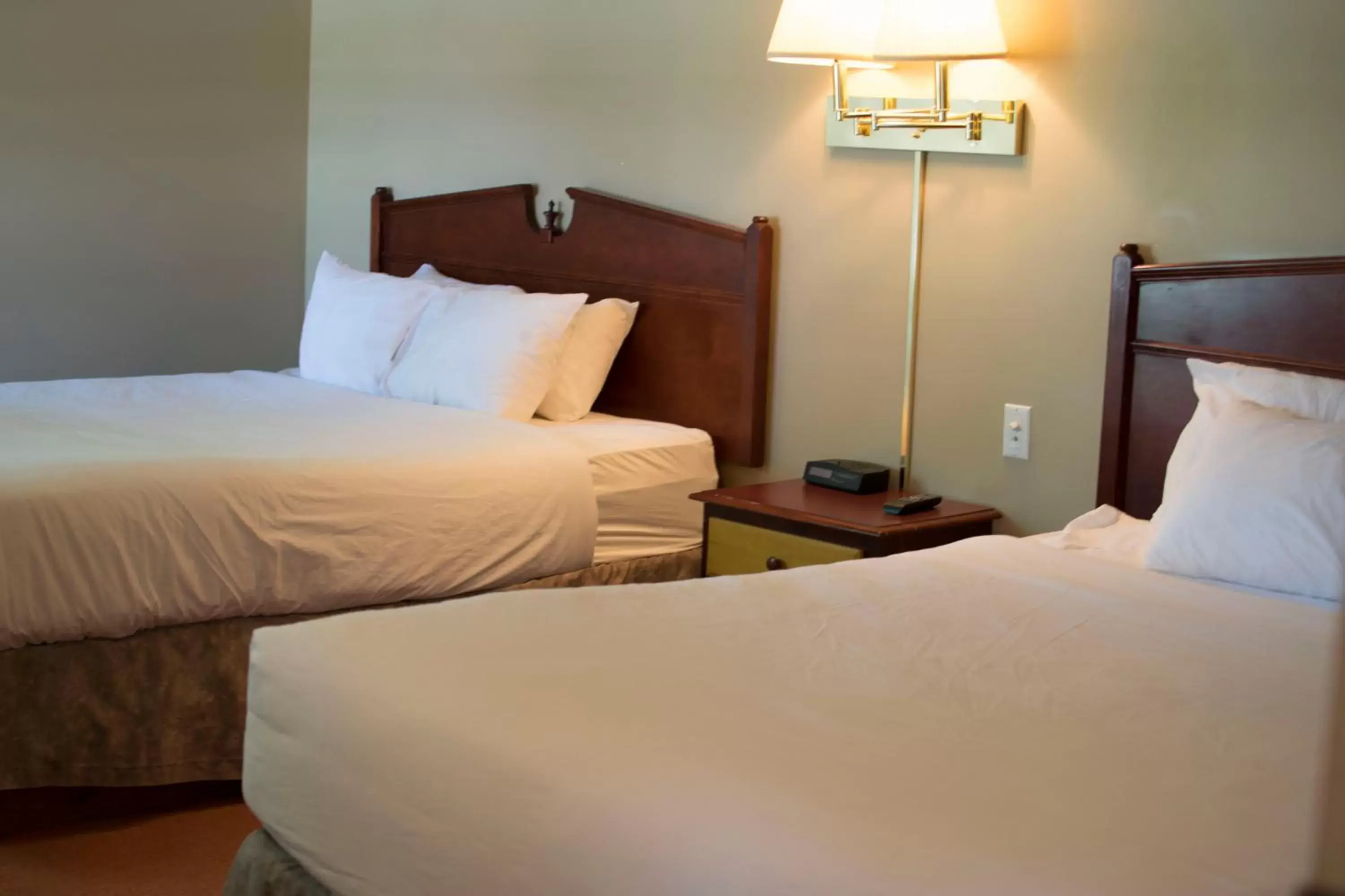 Bedroom, Bed in Waterton Lakes Lodge Resort