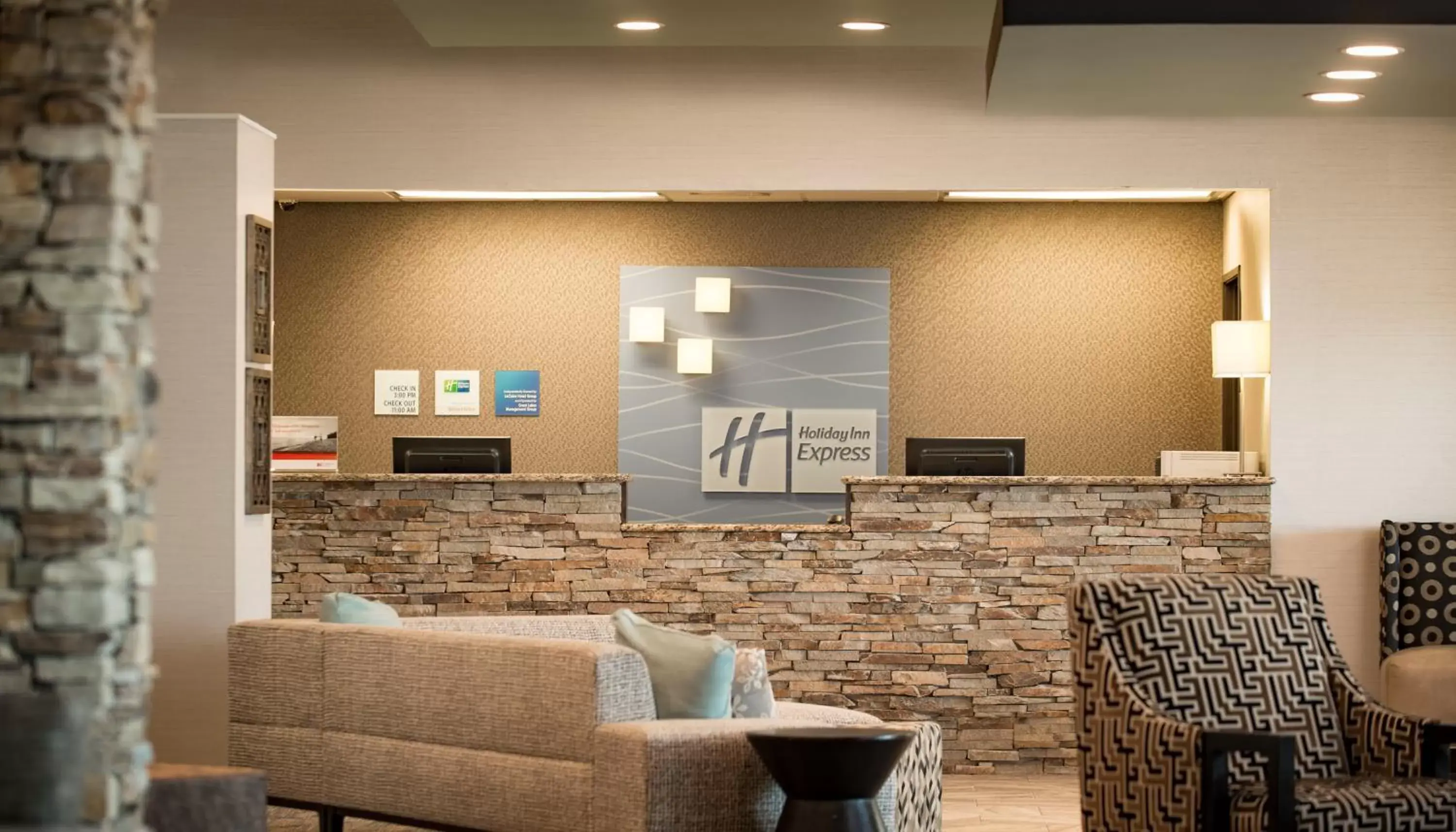 Lobby or reception, Lobby/Reception in Holiday Inn Express Le Claire Riverfront-Davenport, an IHG Hotel